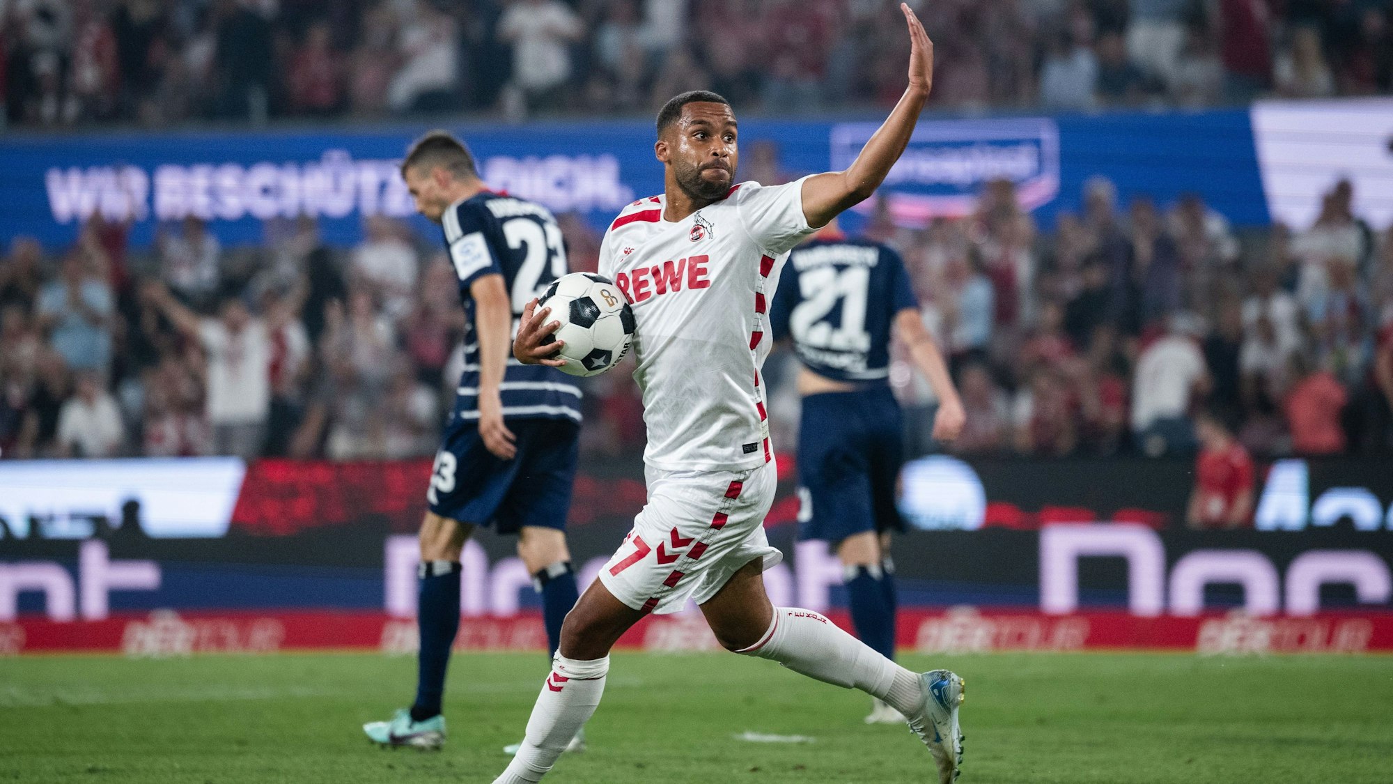 Kölns Linton Maina jubelt nach seinem Anschlusstreffer zum 1:2.