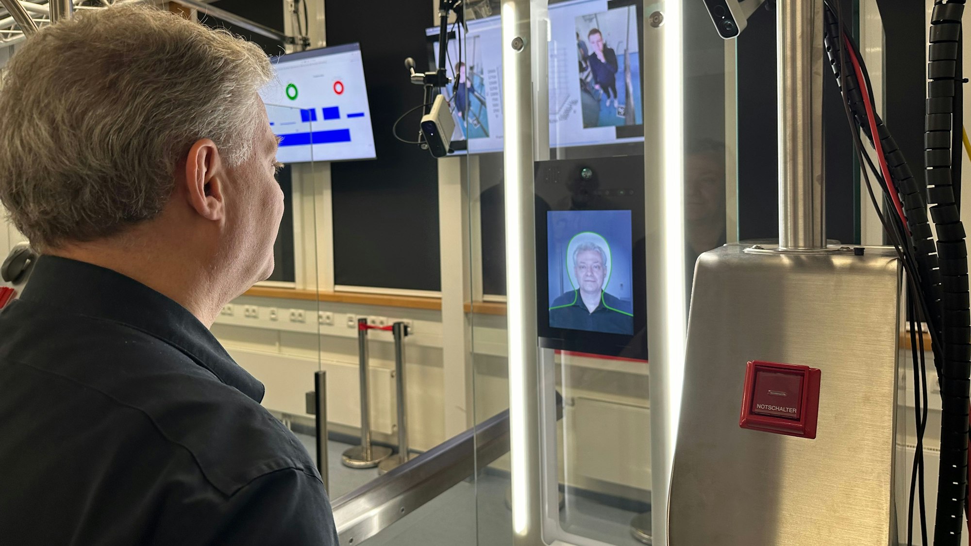 Aufseiten des Bundesamtes für Sicherheit in der Informationstechnik leitet Ralph Breithaupt das Projekt an der Hochschule Bonn-Rhein-Sieg. Er zeigt eine Testanwendung am virtuellen Flughafen.