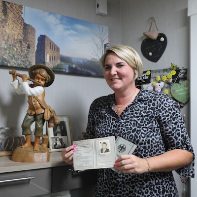 Jasmin Schumacher hält einen alten Führerschein in den Händen