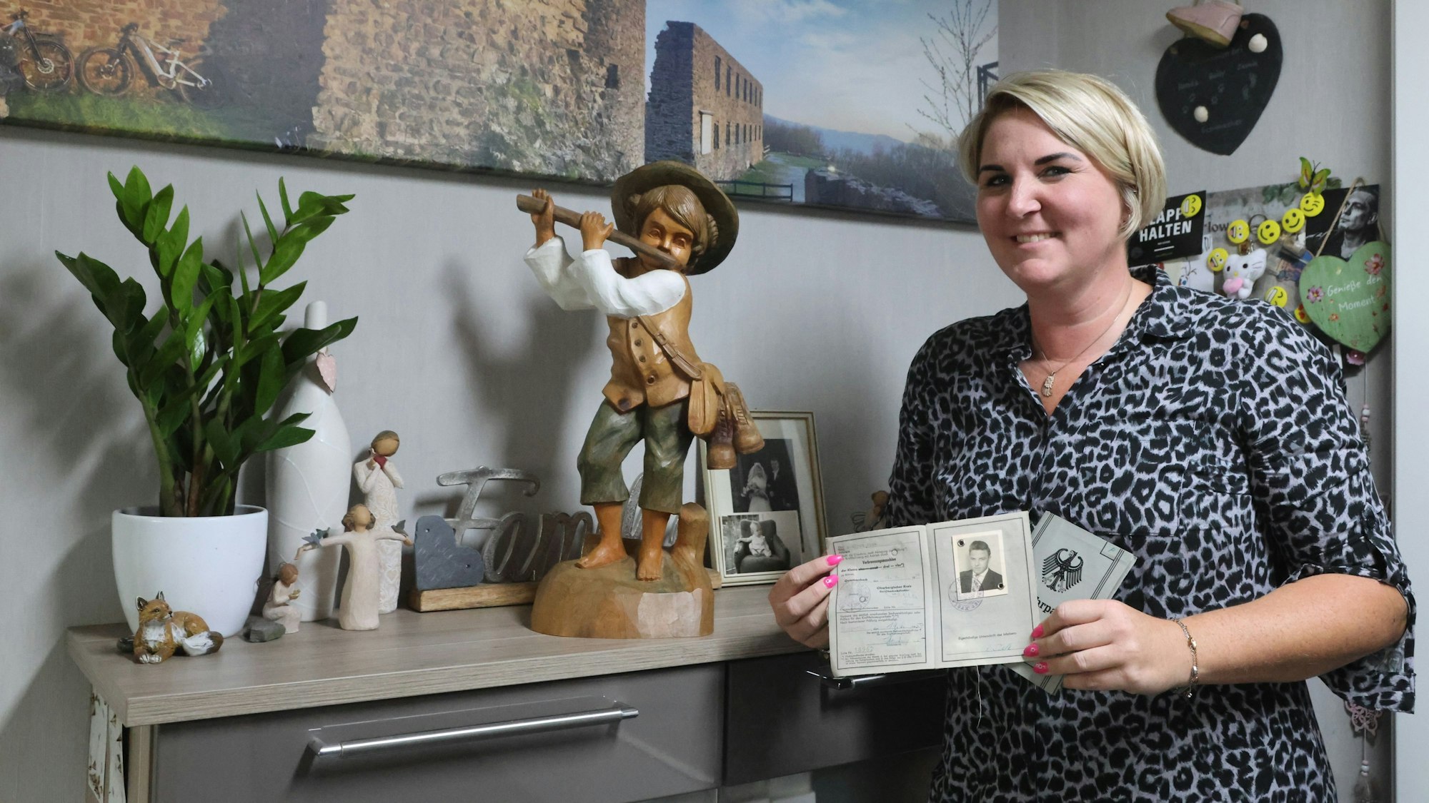 Jasmin Schumacher hält einen alten Führerschein in den Händen