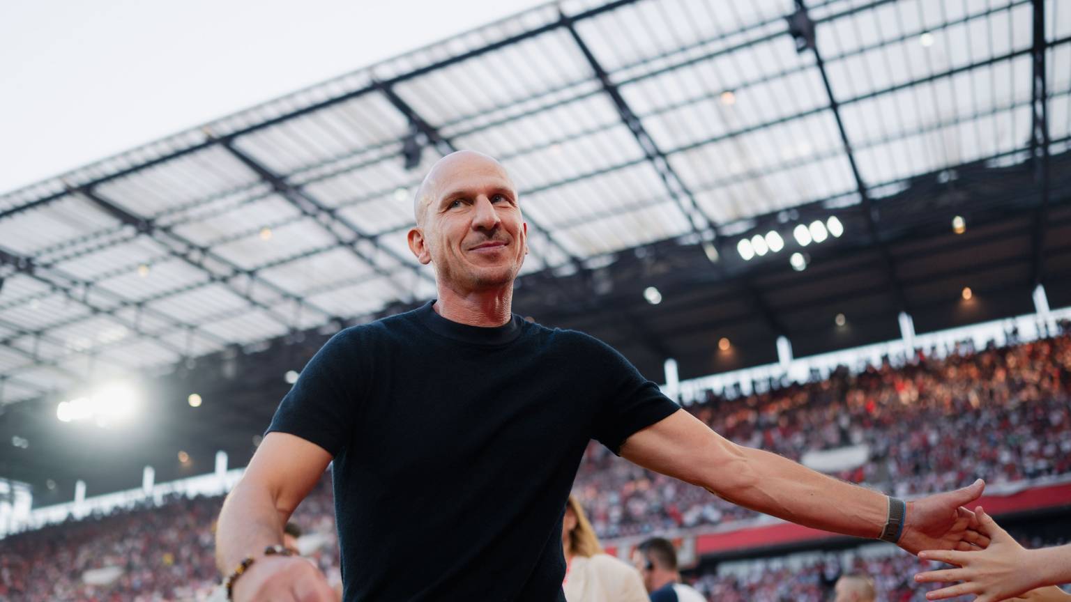 Kölns Trainer Gerhard Struber klatscht vor der Partie mit Fans ab. Der 1. FC Köln hat seine Auftakt-Partie gegen den HSV verloren.