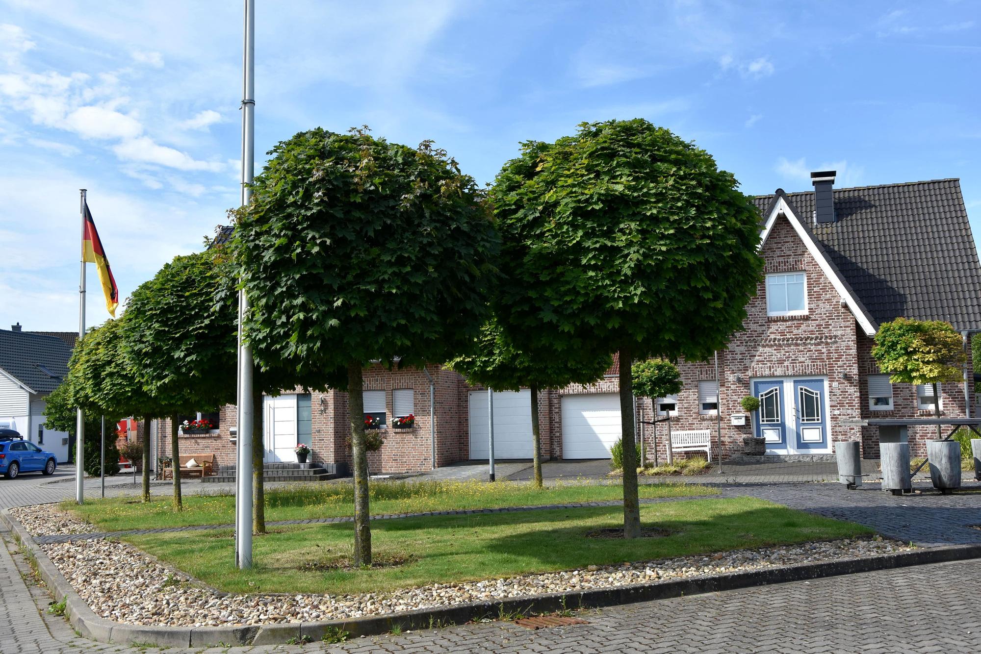 Ein Platz in Königshoven.