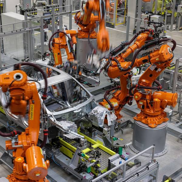 , Leipzig: Industrieroboter arbeiten an der Karosserie für einen vollelektrischen Porsche Macan im Werk Leipzig.