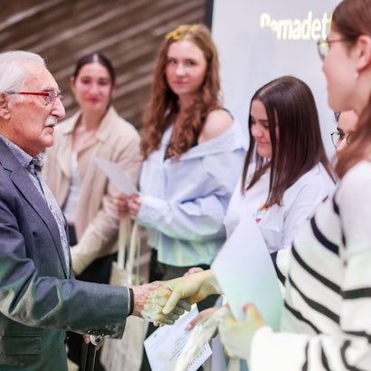 Der Zeitzeuge Leon Weintraub gratuliert Preisträgerinnen eines Geschichtswettbewerbs, ausgerichtet vom Verein „Zweitzeugen“.