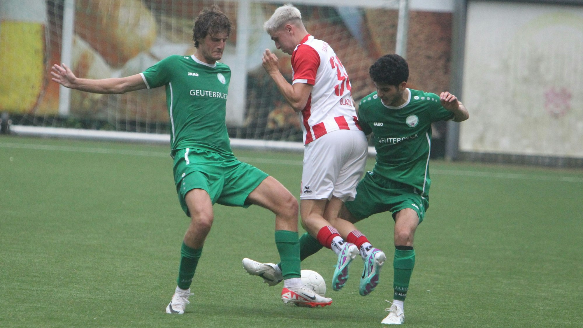 Die Bad Honnefer Phillip Strom (links) und David Mitkas nehmen TuS-Akteur Gian-Luca Blazic in die Zange. Foto: Quentin Bröhl