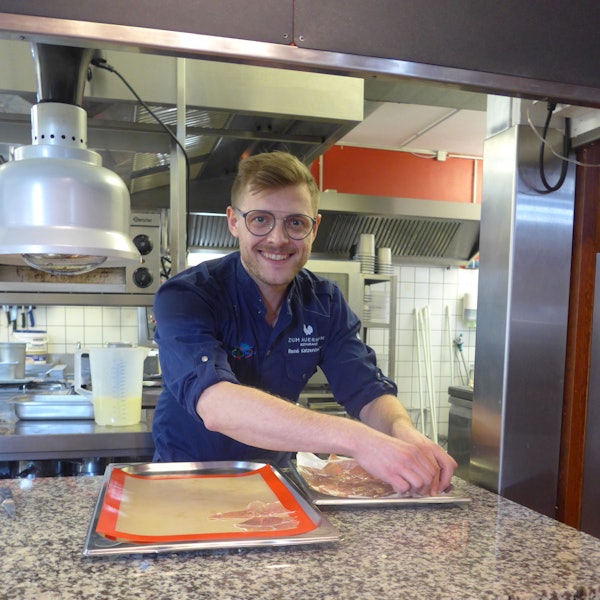 René Katzenberger verwöhnt die Gäste in seinem Restaurant Auerhahn mit modern interpretierten Gerichten aus der Landhausküche.