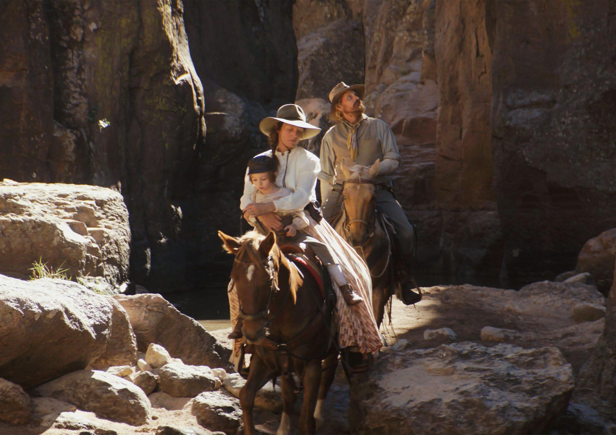 Viggo Mortensen als Holger Olsen, Vicky Krieps (M) als Vivienne Le Coudy in einer Szene des Films „The Dead Don·t Hurt“