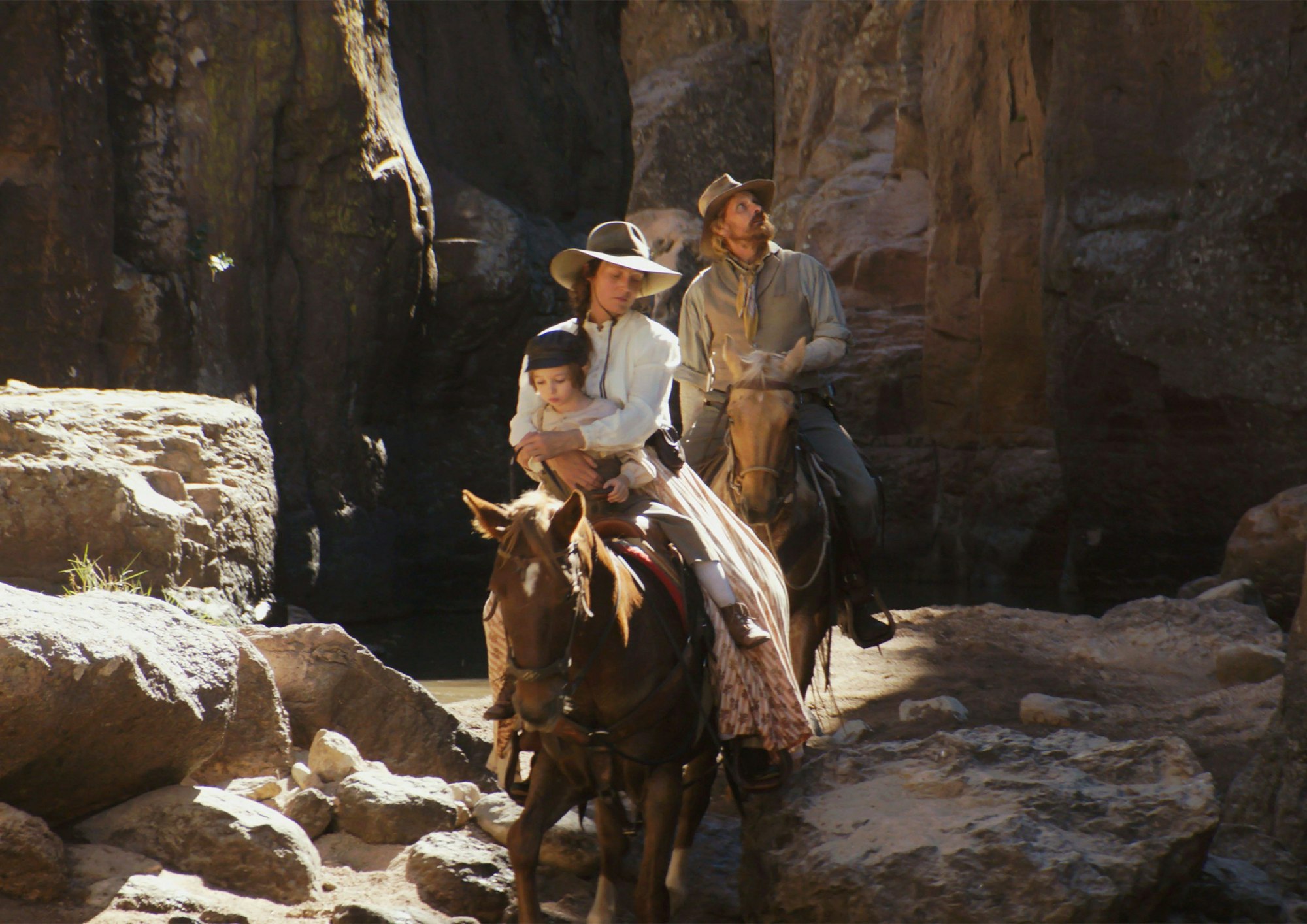 Viggo Mortensen als Holger Olsen, Vicky Krieps (M) als Vivienne Le Coudy in einer Szene des Films „The Dead Don·t Hurt“