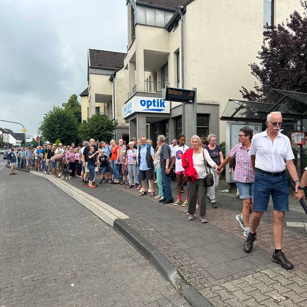 Über 400 Personen bildeten Hand in Hand eine Menschenkette in Seelscheid.