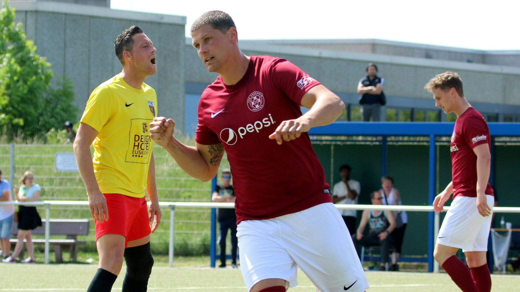 David Sasse bejubelt als Zülpicher Spieler einen seiner sechs Treffer gegen Euskirchen mit erhobener Faust. Ein ETSC-Spieler brüllt etwas zu einem Mitspieler.