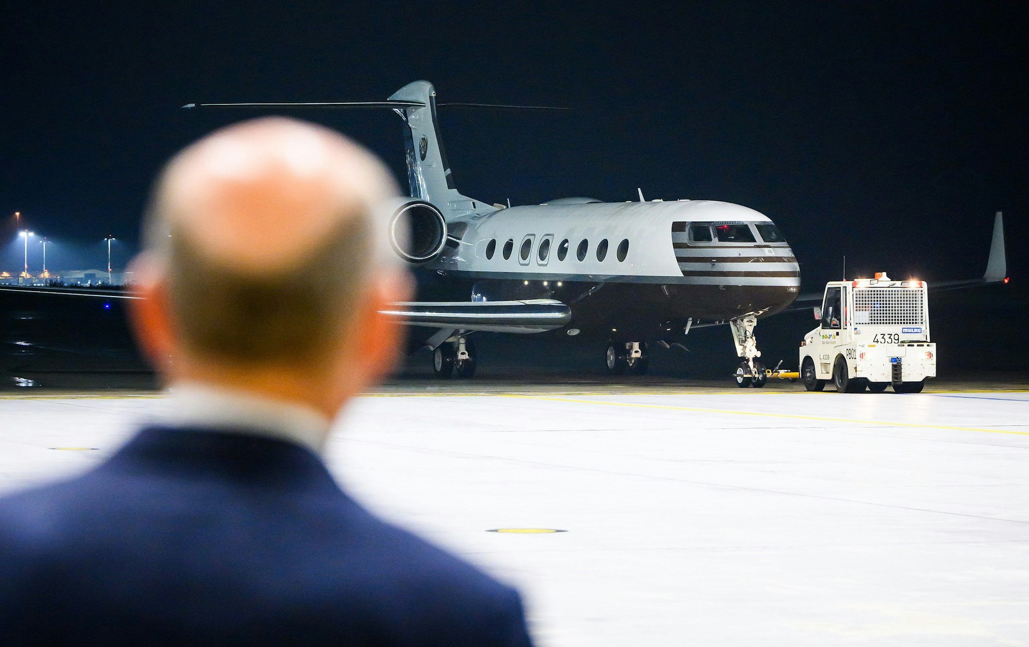 Köln: Bundeskanzler Olaf Scholz (SPD) empfängt die frei gelassenen Personen, die mit einem Flugzeug nach dem Gefangenenaustausch mit Russland auf dem militärischen Teil des Flughafen Köln/Bonn ankommen.