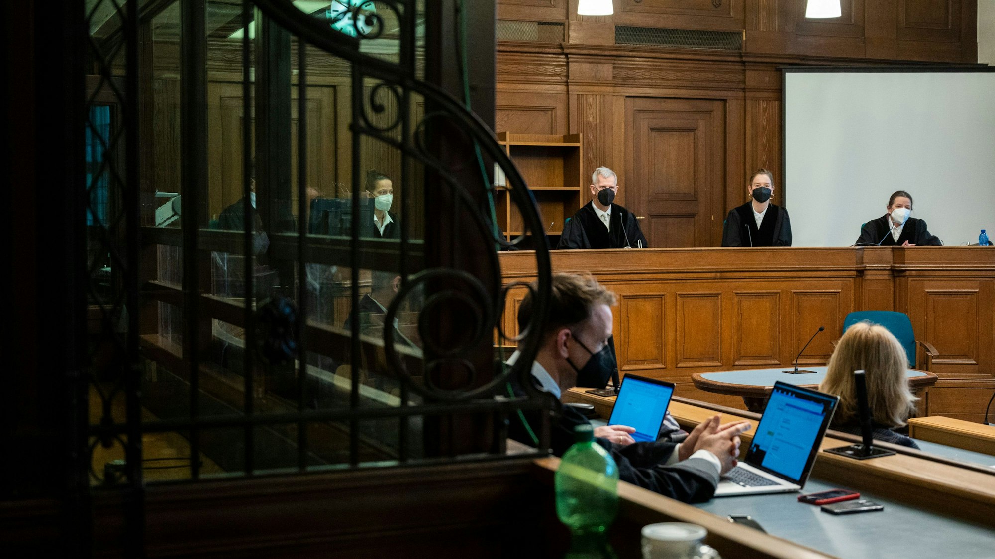 Im Berliner Tiergarten hat Vadim Krasikow einen Georgier tschetschenischer Abstammung erschossen. Er wurde ein Deutschland zu lebenslanger Haft verurteilt. Das Bild zeigt eine Aufnahme aus dem Gerichtsprozess.dpa