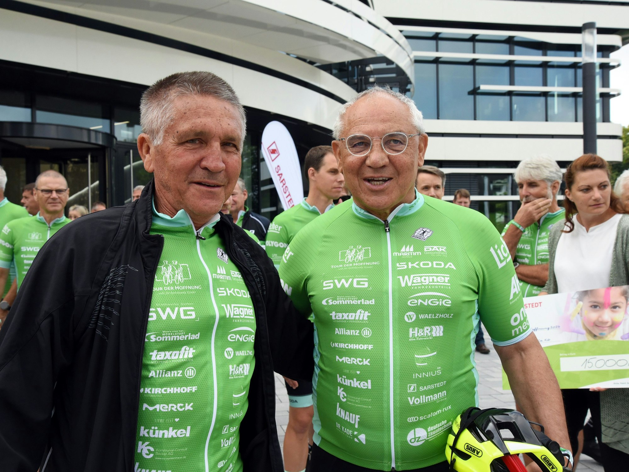 Trikots so grün wie die Hoffnung: Zu den Teilnehmern gehören die Fußballlegenden Jupp Kapellmann (l.) und Felix Magath.