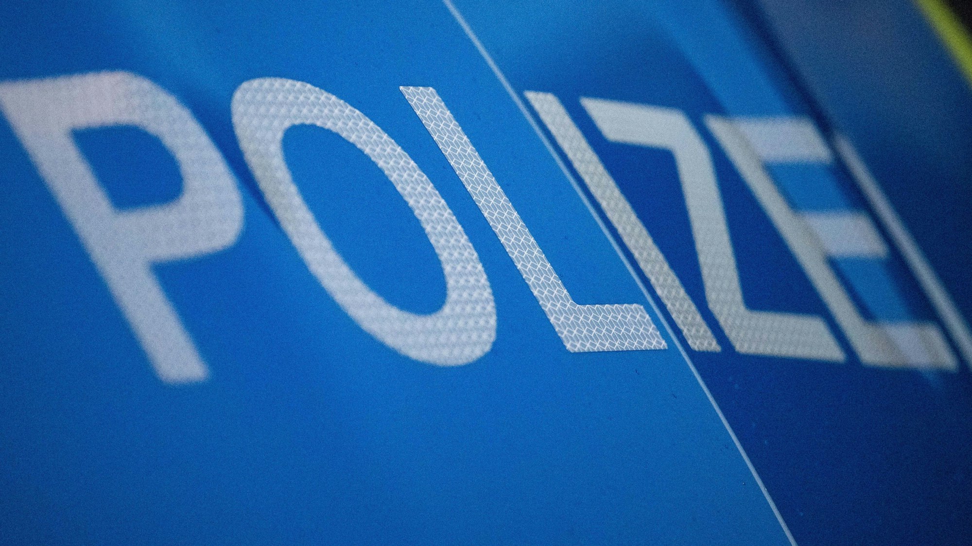 Ein Polizeischriftzug.