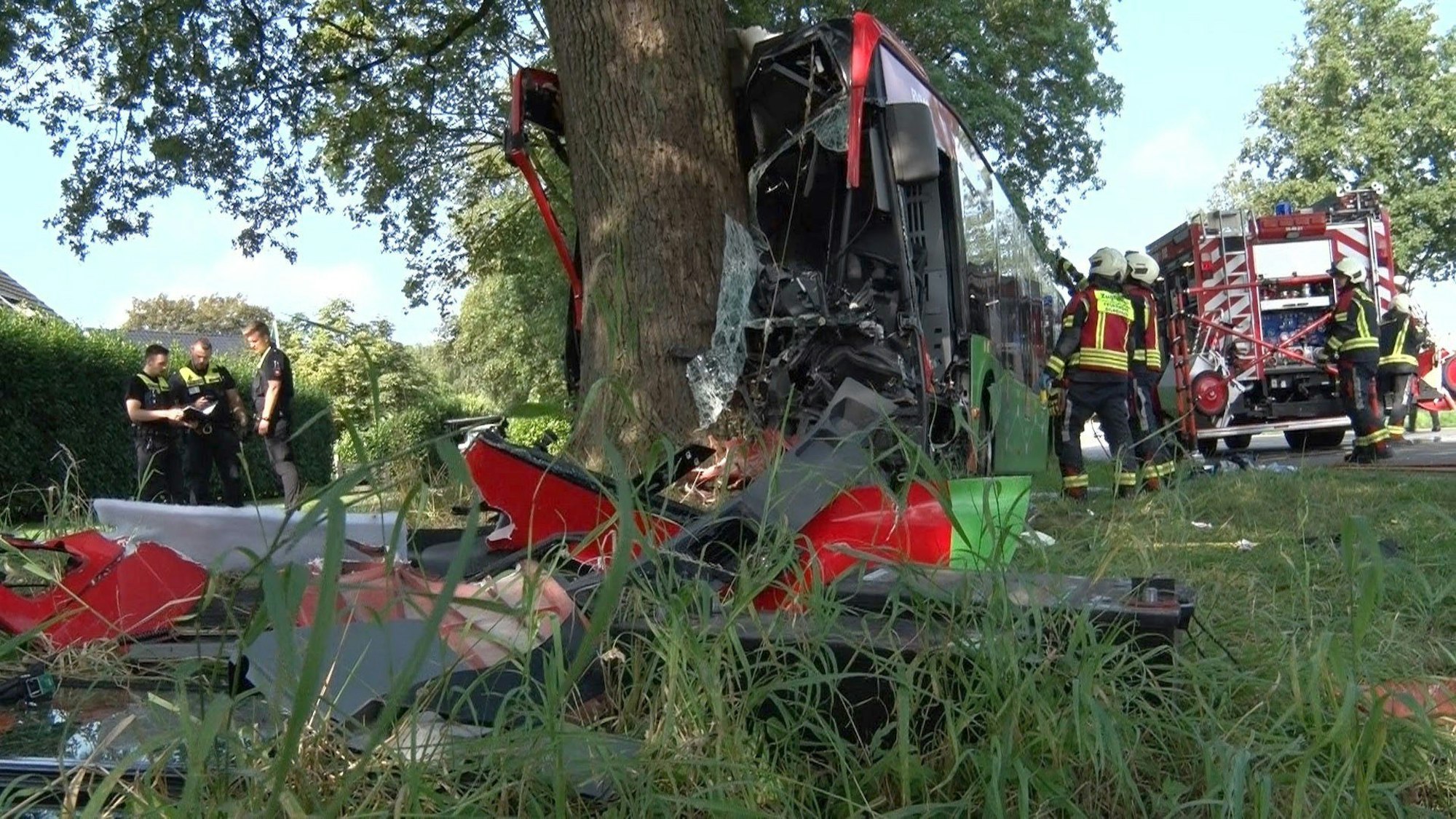 In Bad Bentheim ist ein Bus von der Straße abgekommen und hat einen Baum gerammt. Fünf Menschen wurden bei dem Unfall verletzt.