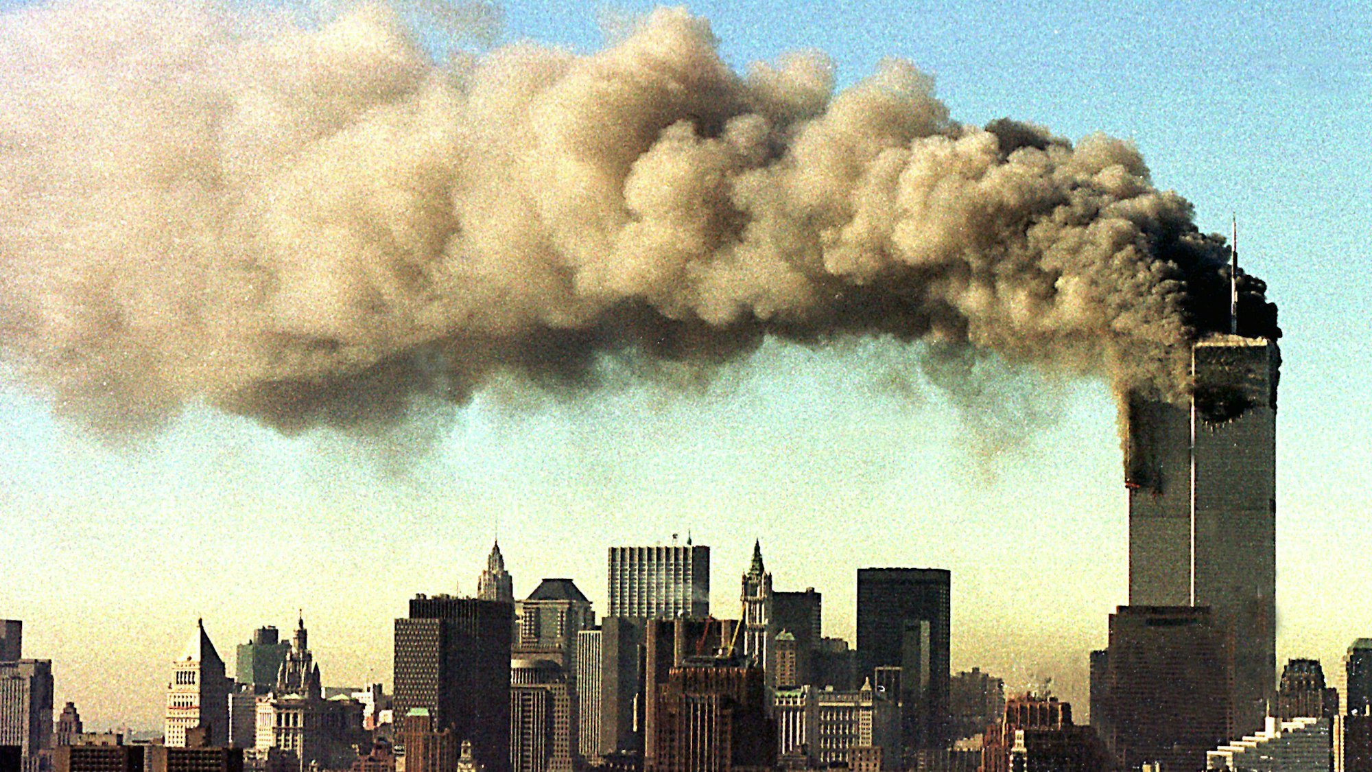 Die Türme des World Trade Center brennen am 11. September 2001 in New York. Eine von der US-Regierung verkündete Einigung der Justiz mit dem mutmaßlichen Chefplaner der Terroranschläge stößt auf Unverständnis