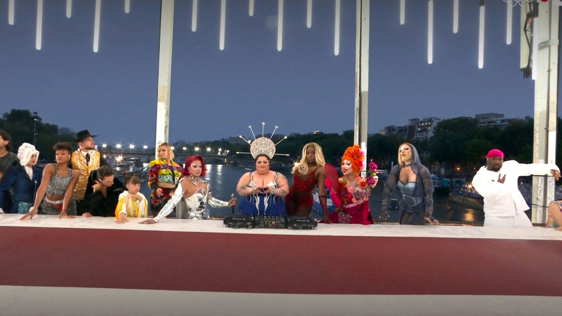 Bei der Eröffnungsfeier am 26. Juli hatten Dragqueens mit Tänzern und Performern auf einer Brücke über der Seine eine an das letzte Abendmahl Christi mit seinen Jüngern erinnernde Szene dargestellt