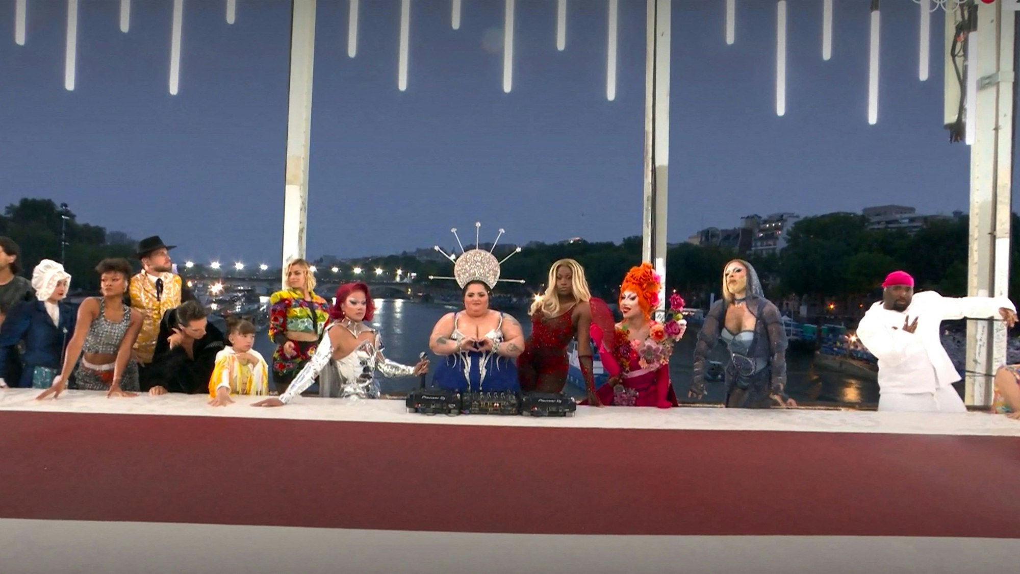 Bei der Eröffnungsfeier am 26. Juli hatten Dragqueens mit Tänzern und Performern auf einer Brücke über der Seine eine an das letzte Abendmahl Christi mit seinen Jüngern erinnernde Szene dargestellt