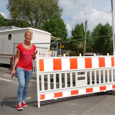 Ute Unrau vom Ordnungsamt schließt die Absperrung zum Parkplatz am Stadthaus.