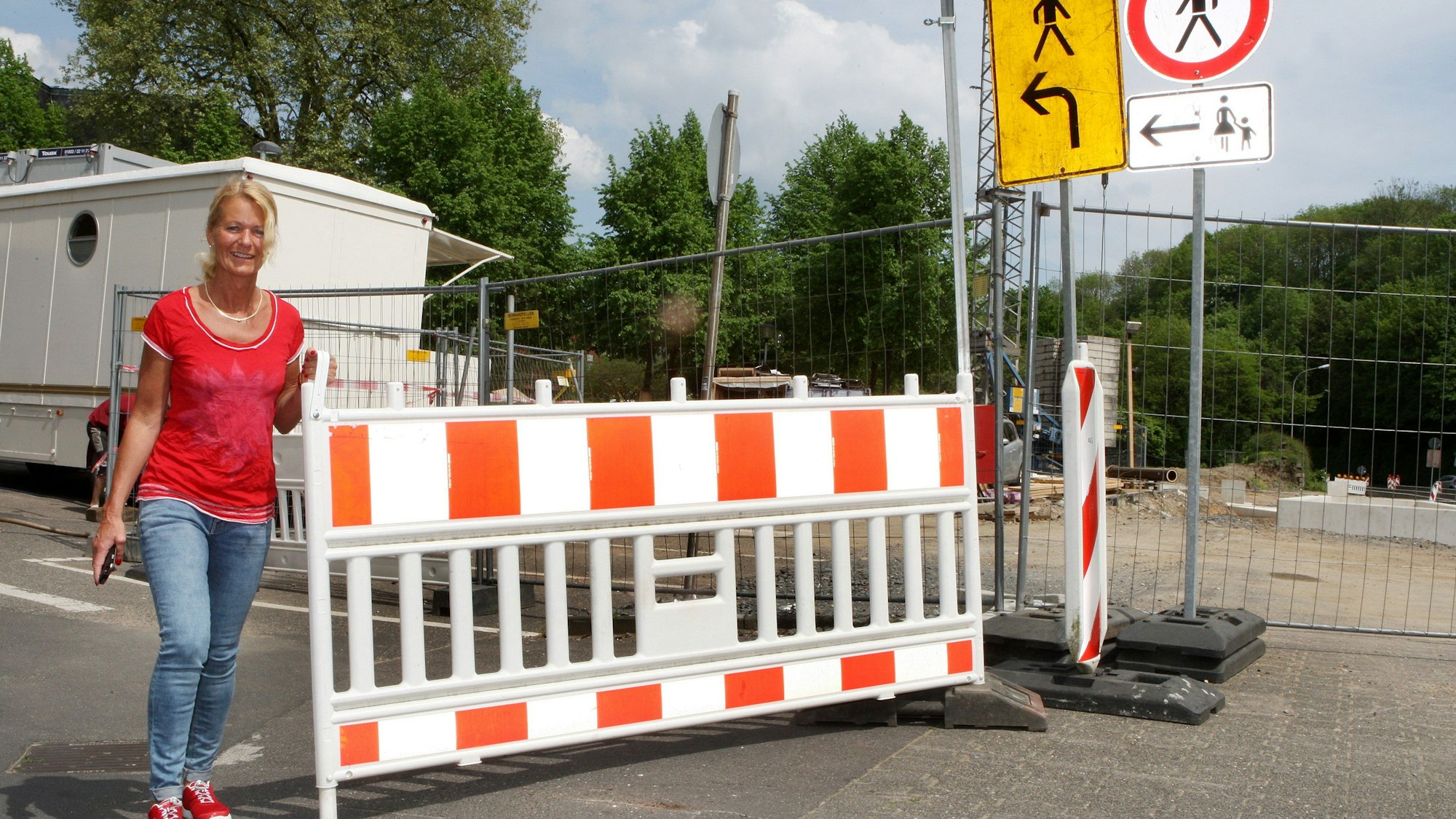 Ute Unrau vom Ordnungsamt schließt die Absperrung zum Parkplatz am Stadthaus.