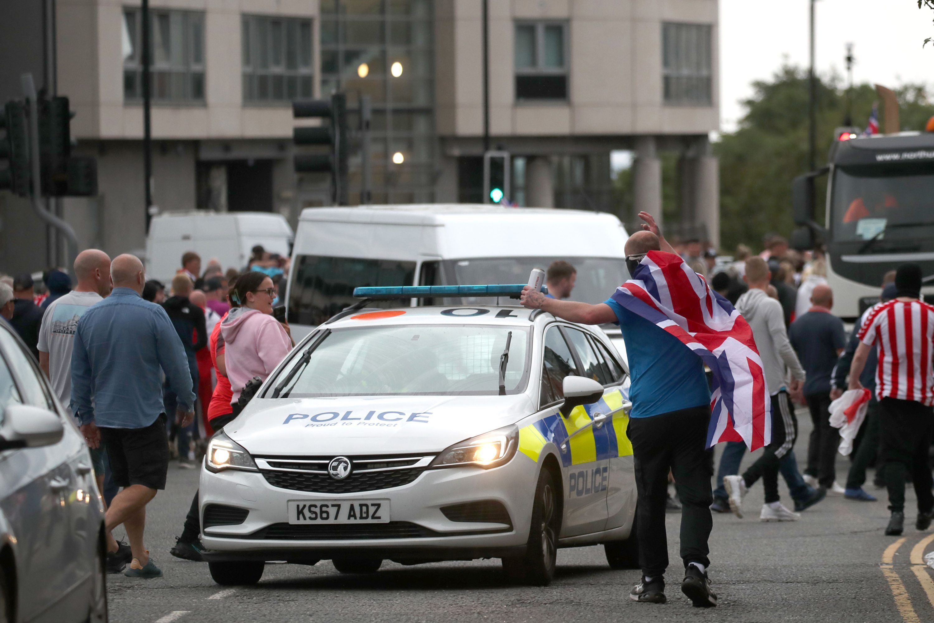 Menschen protestieren im Stadtzentrum von Sunderland nach den Messerattacken vom Montag in Southport, bei denen drei kleine Kinder getötet wurden.