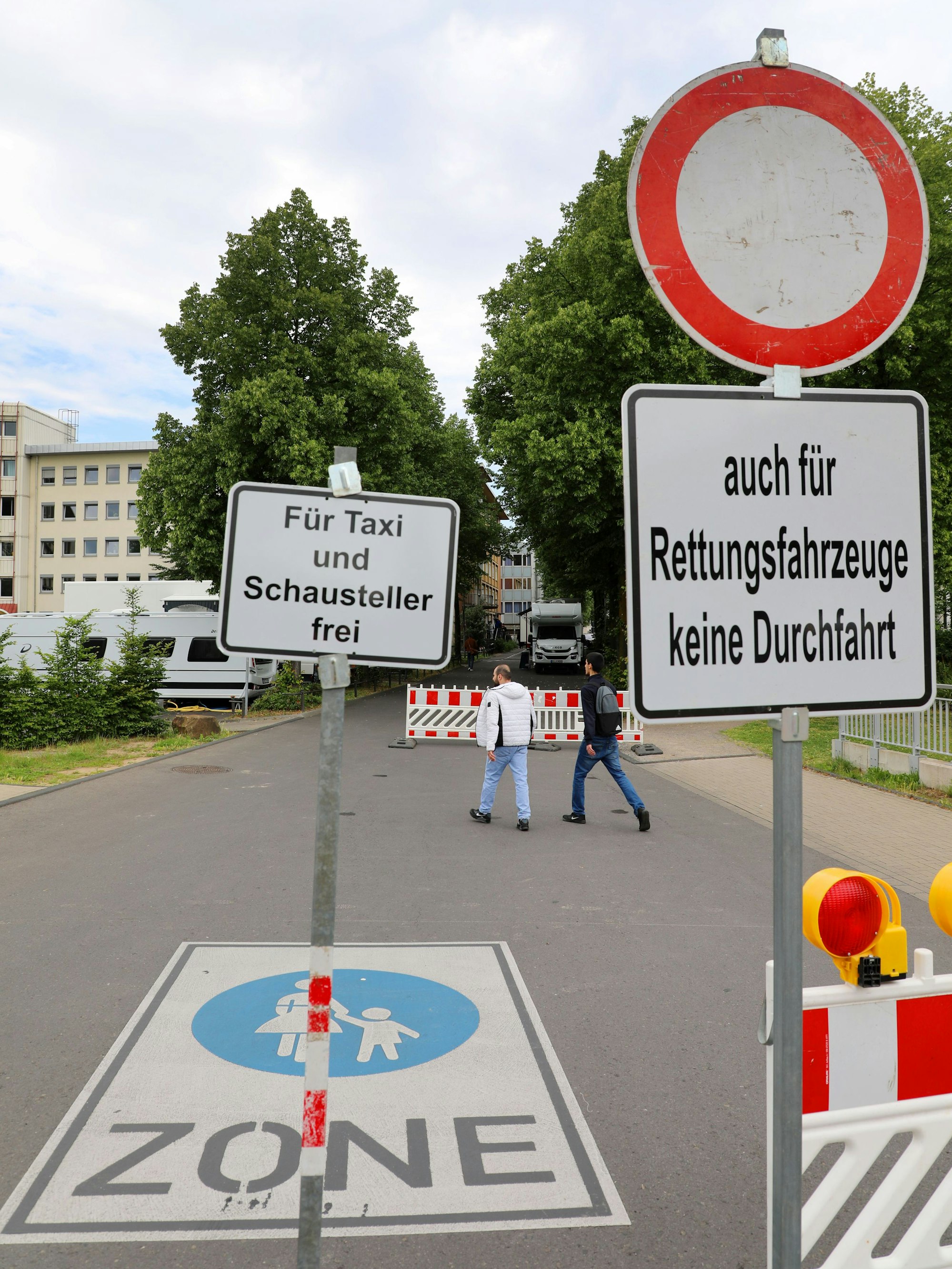 Sperrschilder stehen vor der Busspur in der Bergisch Gladbacher Stadtmitte.