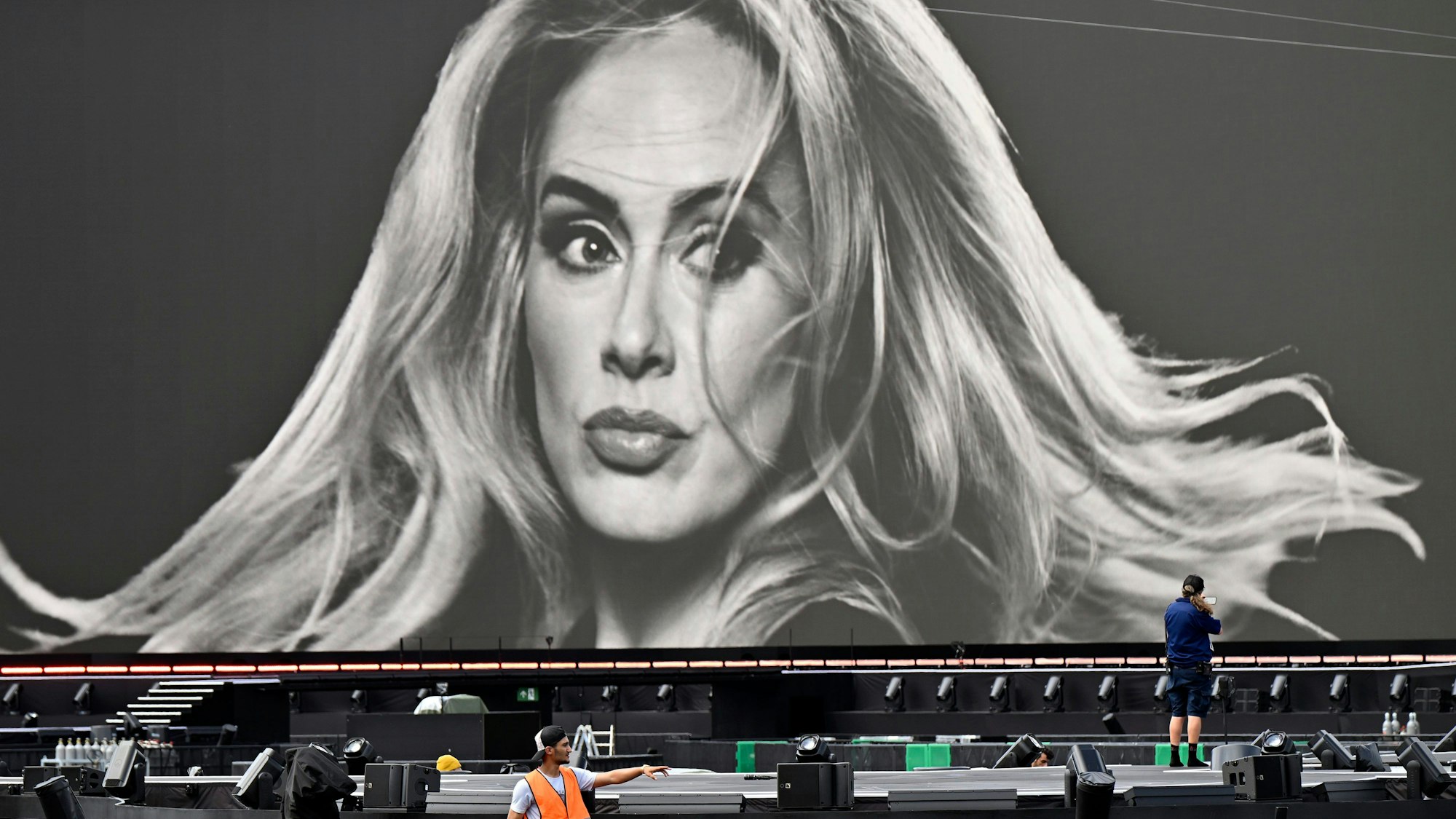 Erst die riesige Leinwand macht es möglich, dass alle 74000 Besucherinnen und Besucher Adele sehen können.