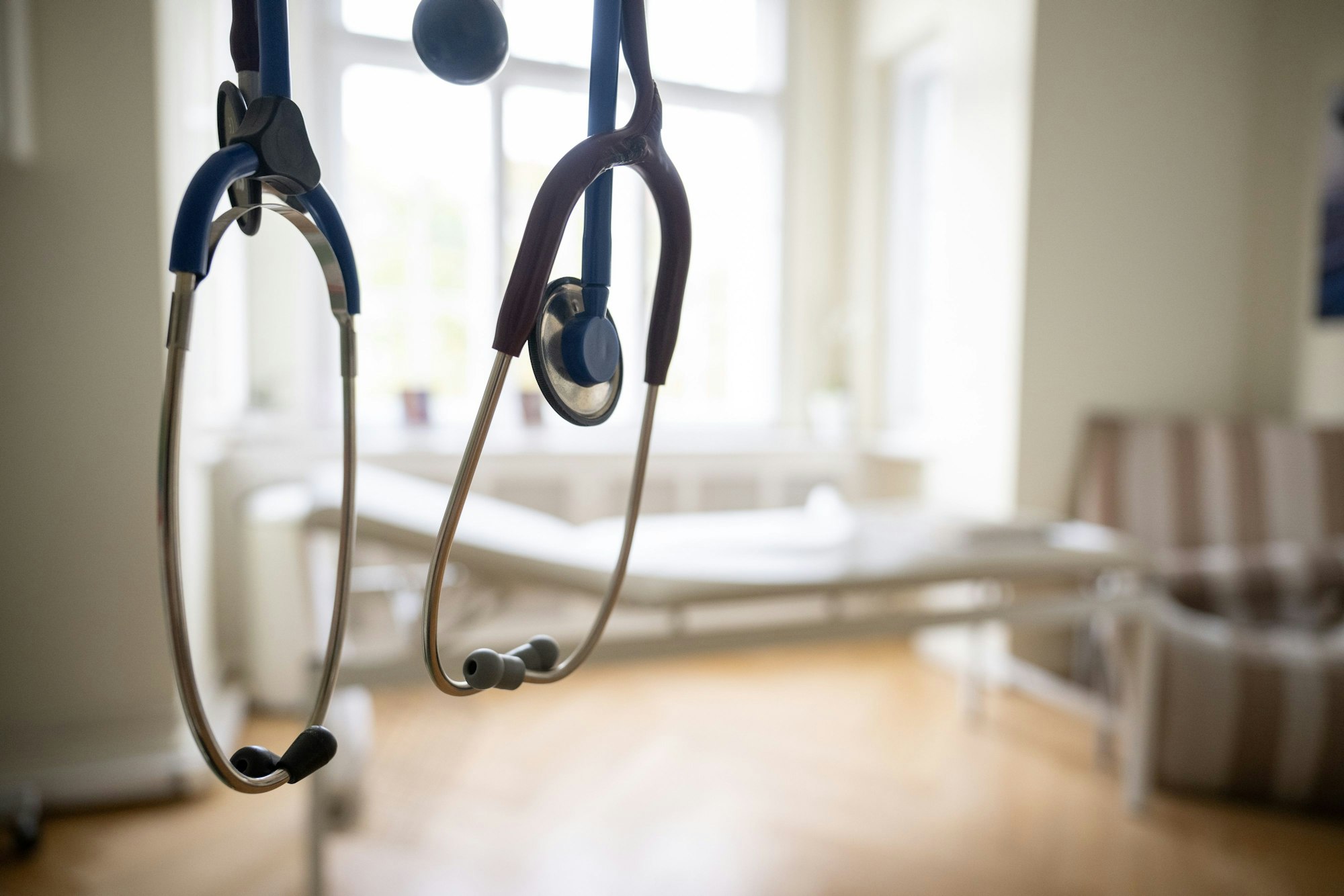 Stethoskope hängen während eines Pressetermins in einer HNO-Praxis. (Symbolbild)