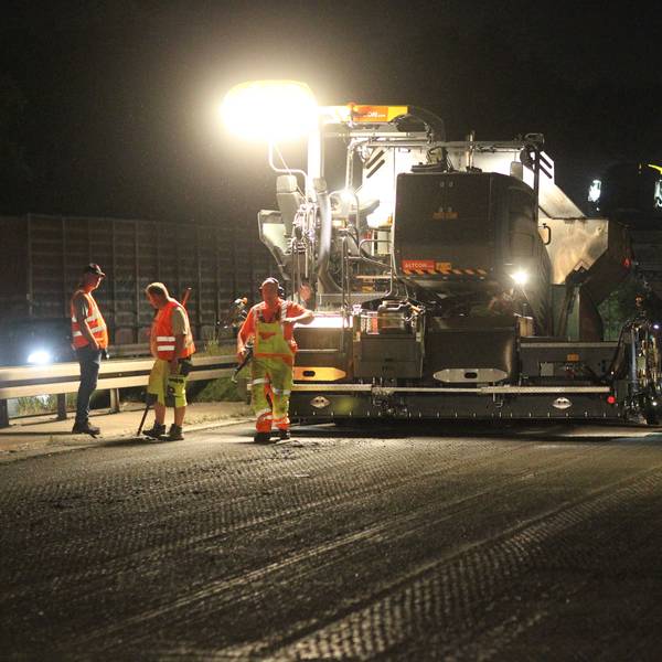 Auf der Autobahn A 59 ist am zweiten Wochenende der insgesamt vier Wochenenden dauernden Fahrnbahnsanierung das Teilstück zwischen Spich und Troisdorf an der Reihe.
Die Arbeiter sind mit der Maschine "Spray-Jet" im Einsatz.