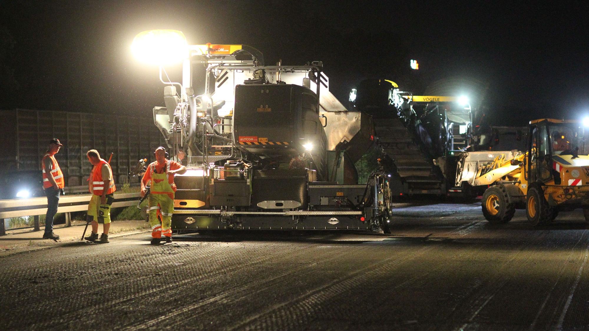 Auf der Autobahn A 59 ist am zweiten Wochenende der insgesamt vier Wochenenden dauernden Fahrnbahnsanierung das Teilstück zwischen Spich und Troisdorf an der Reihe.
Die Arbeiter sind mit der Maschine "Spray-Jet" im Einsatz.