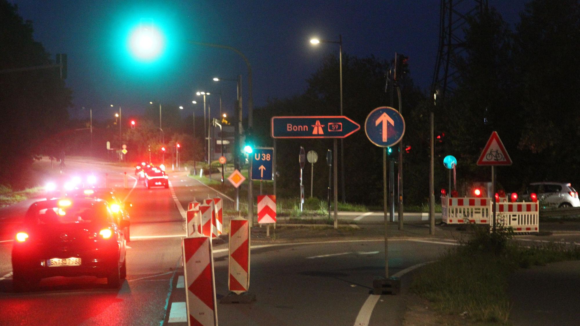 Auf der Autobahn A 59 ist am zweiten Wochenende der insgesamt vier Wochenenden dauernden Fahrnbahnsanierung das Teilstück zwischen Spich und Troisdorf an der Reihe.
Die Auffahrt Spich in Fahrtricvhtung Bonn ist gesperrt.
