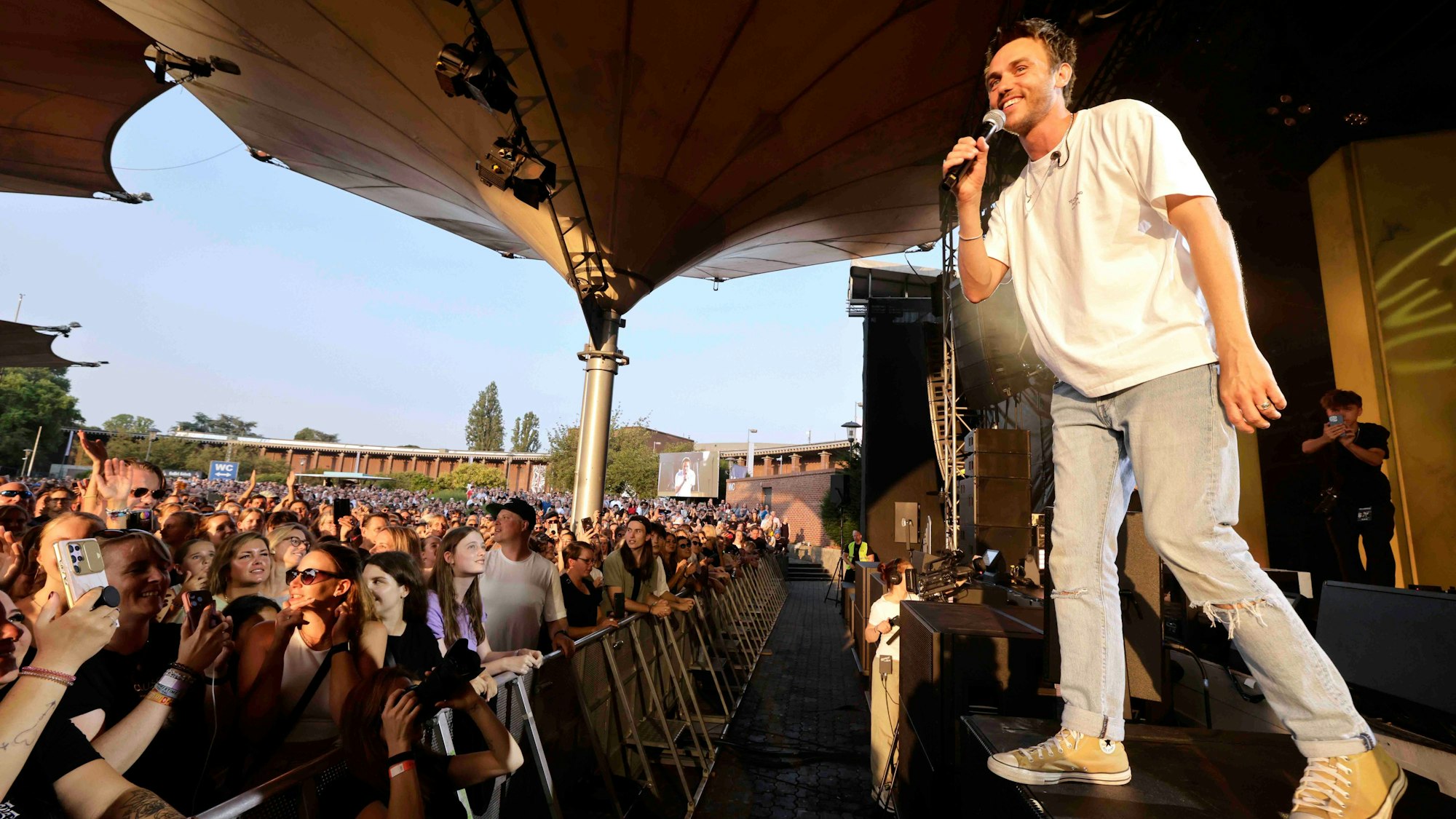 Clueso (* 9. April 1980 in Erfurt als Thomas Hübner, Deutscher Sänger, Songwriter und Produzent)
"Sommer"-Tour
am 02. August 2024
Open Air am Tanzbrunnen, Rheinparkweg 1, 50679 Köln