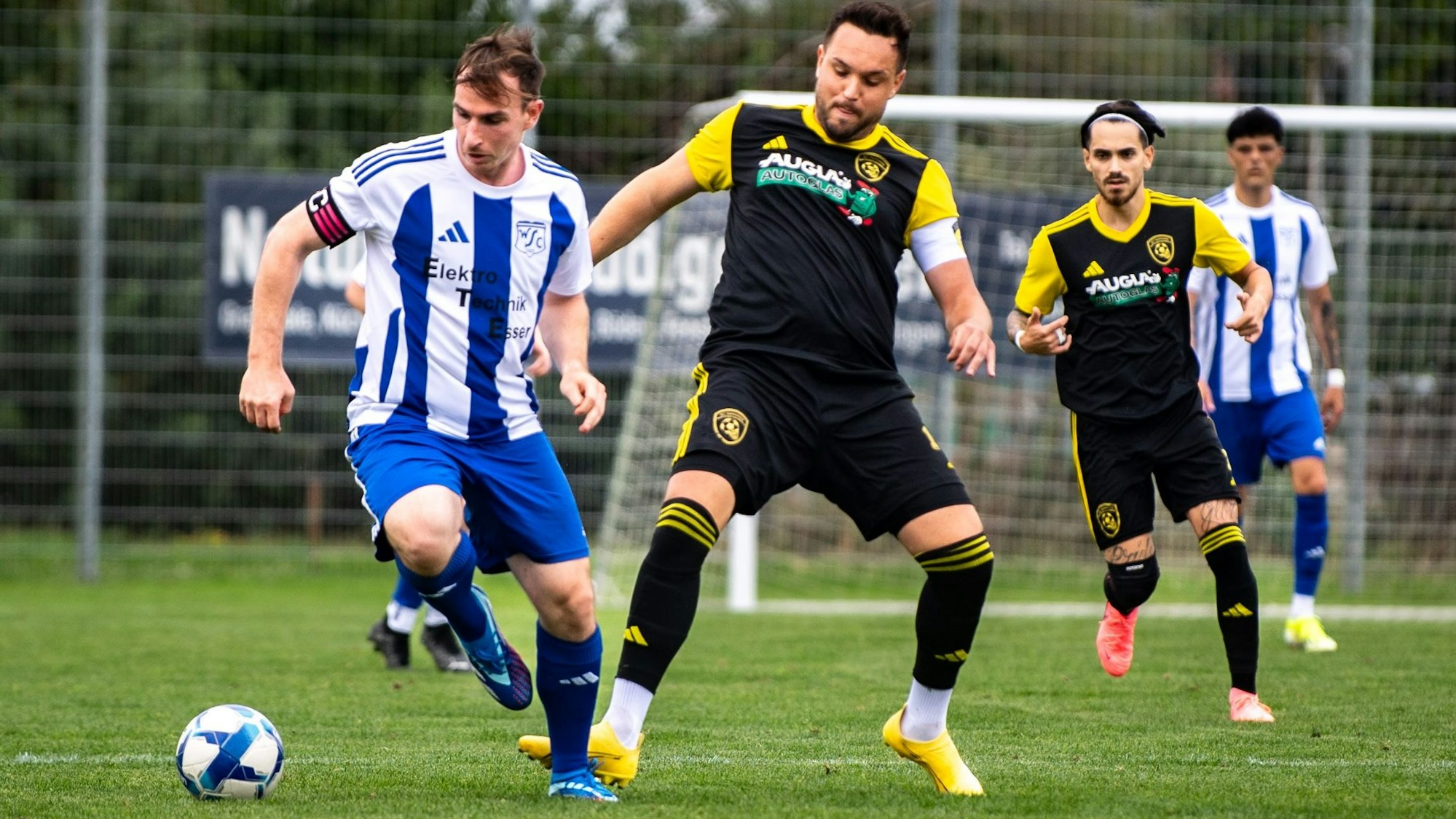 Der Wißkirchener Kapitän Robin Zimmer ist am Ball, von hinten attackiert ihn Lechenichs Kapitän Pascal Schiffer.