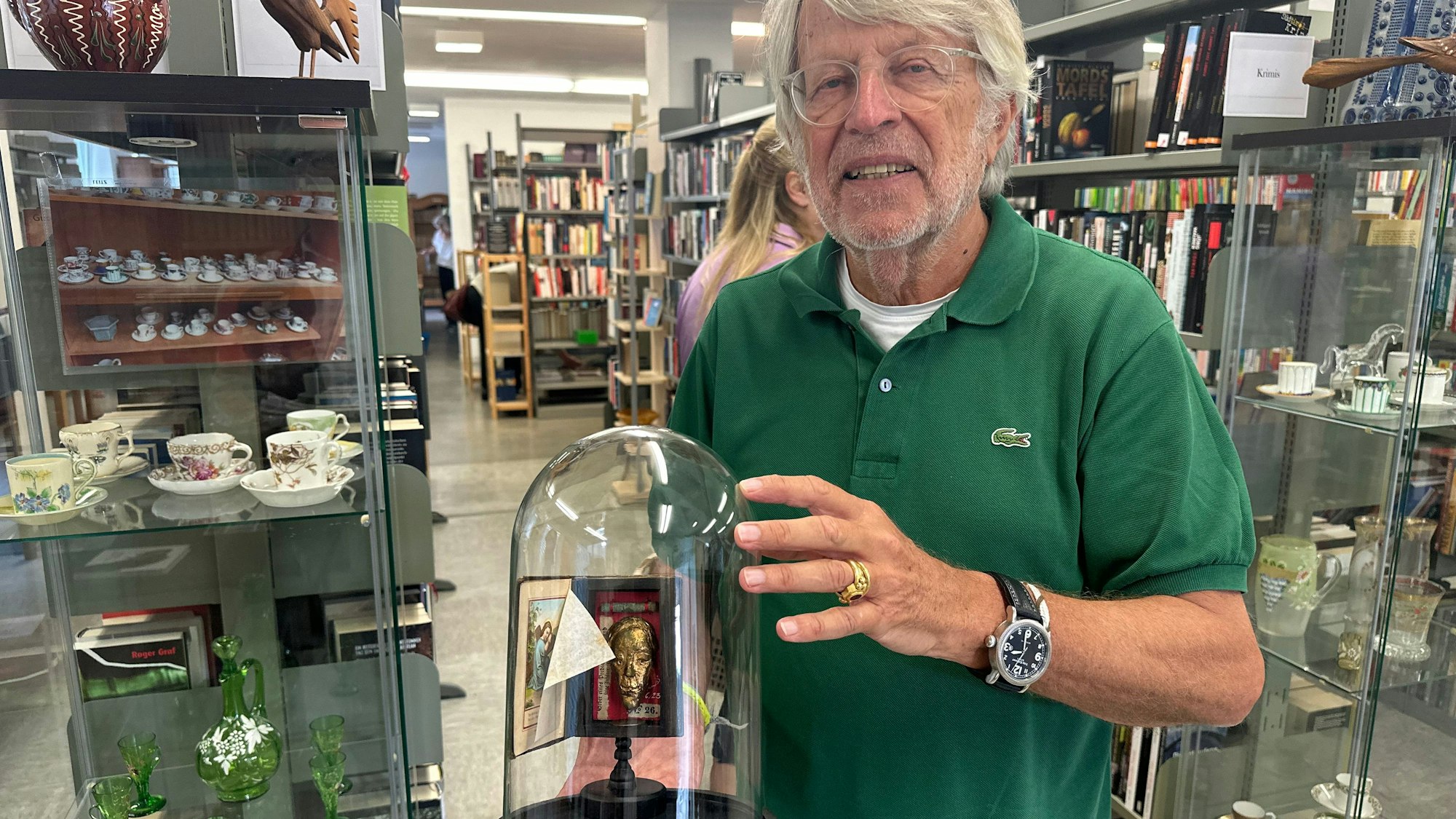 Peter Grewe aus Hennef hat ein altes Gebetbuch zu einem Kunstwerk umgearbeitet und schenkt es der Bücherhalle.