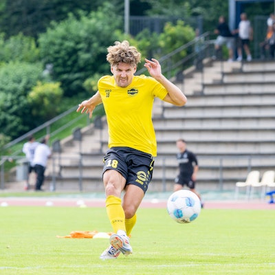 Hohkeppels Stürmer Enzo Wirtz legt sich den Ball vor.