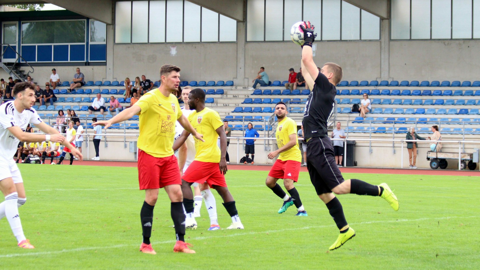 Euskirchens Torwart springt hoch und fängt einen Ball.