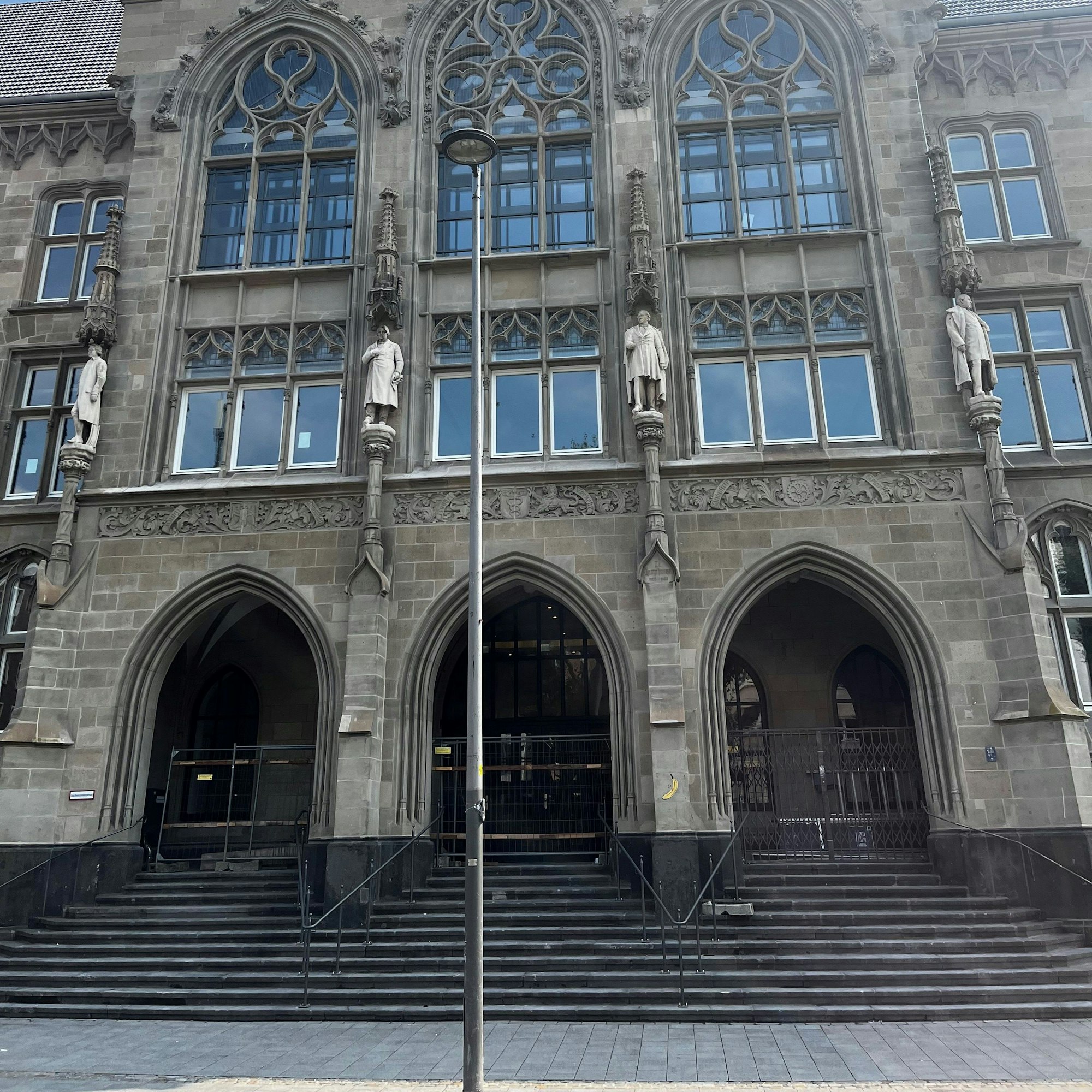 Nun stehen nur noch ein paar Bauzäune der Wiedereröffnung im Weg.