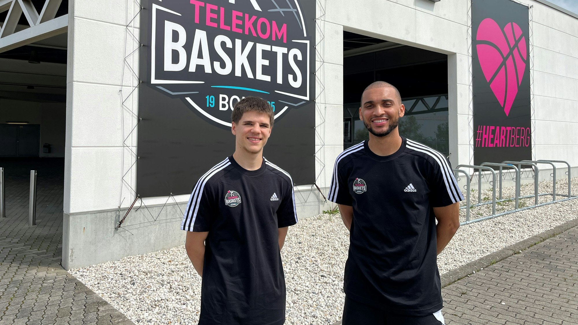 Marko Rosic (links) und Kelvin Omojola fahren mit den Baskets ins Trainingslager.