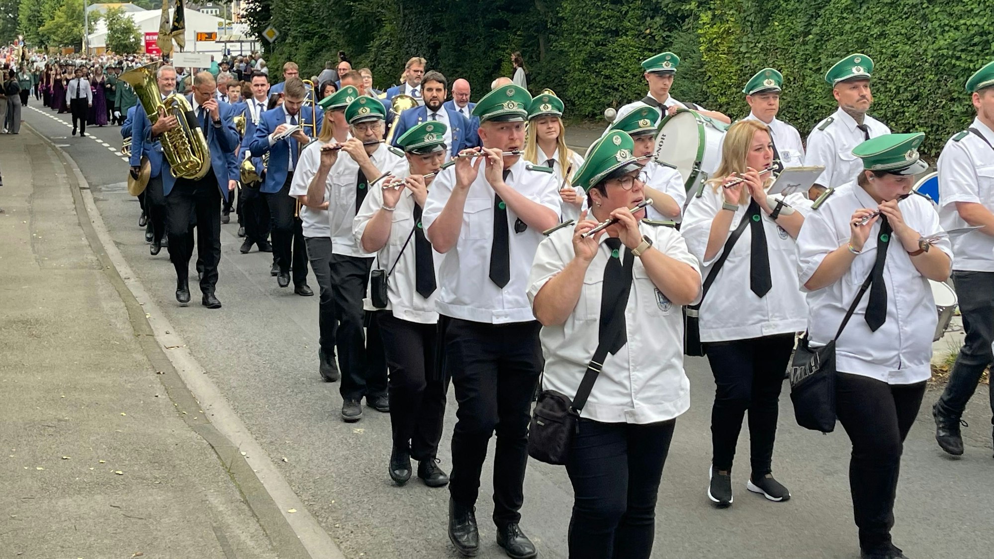 Festzug der Lindlarer Schützen am Schützensonntag.