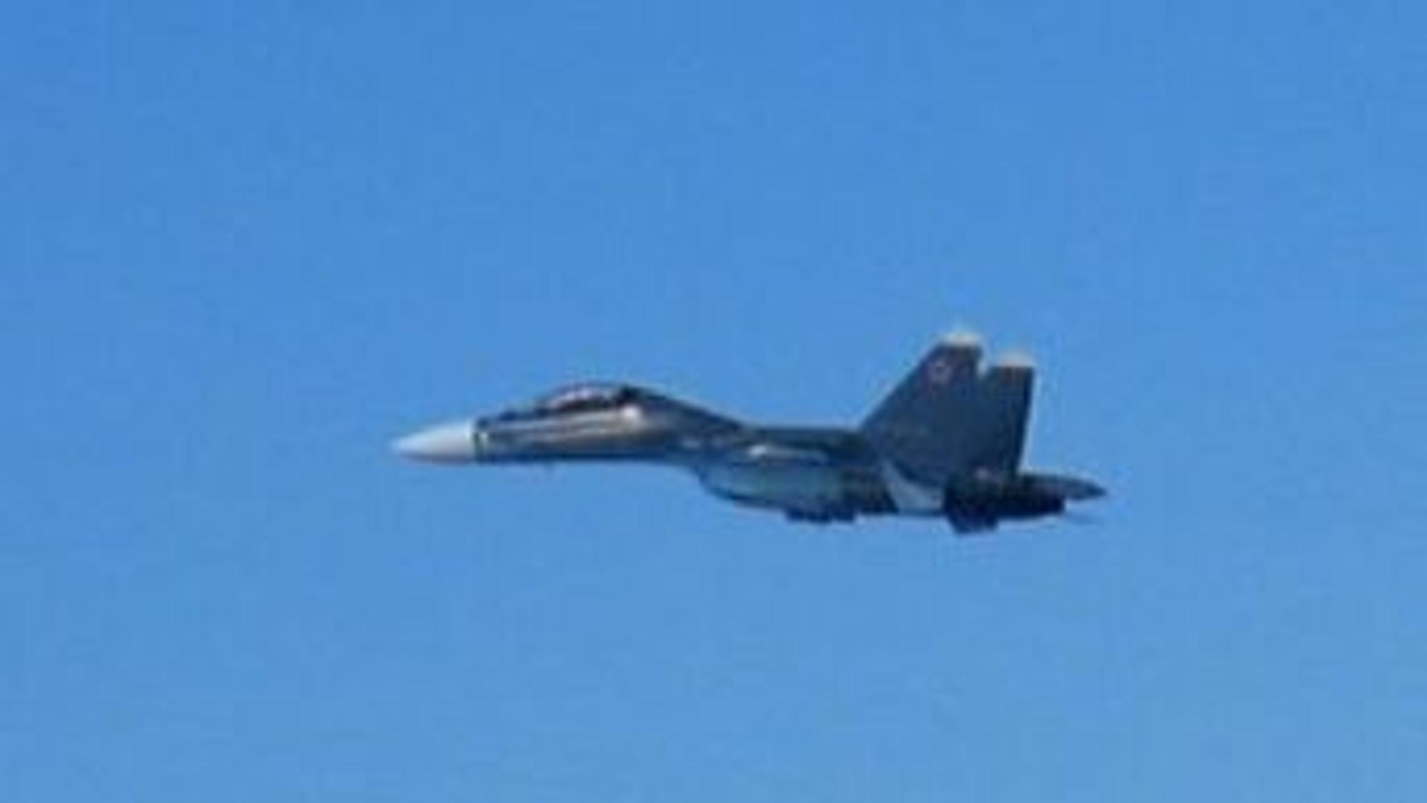Ein russisches Kampfflugzeug vom Typ Su-30 ist am Samstag, 3. August, über der Ostsee unterwegs. Die Alarmrotte der deutschen Luftwaffe fängt den Kampfjet mit ihrer Alarmrotte ab.