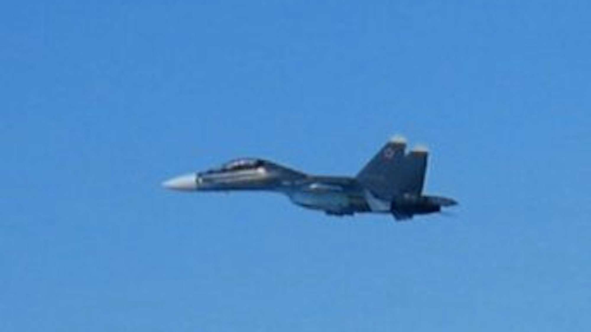 Ein russisches Kampfflugzeug vom Typ Su-30 ist am Samstag, 3. August, über der Ostsee unterwegs. Die Alarmrotte der deutschen Luftwaffe fängt den Kampfjet mit ihrer Alarmrotte ab.