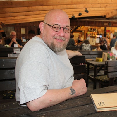 Teddy M. Schmitz sitzt in seiner „Burgbäckerei“ auf der Burg Satzvey.