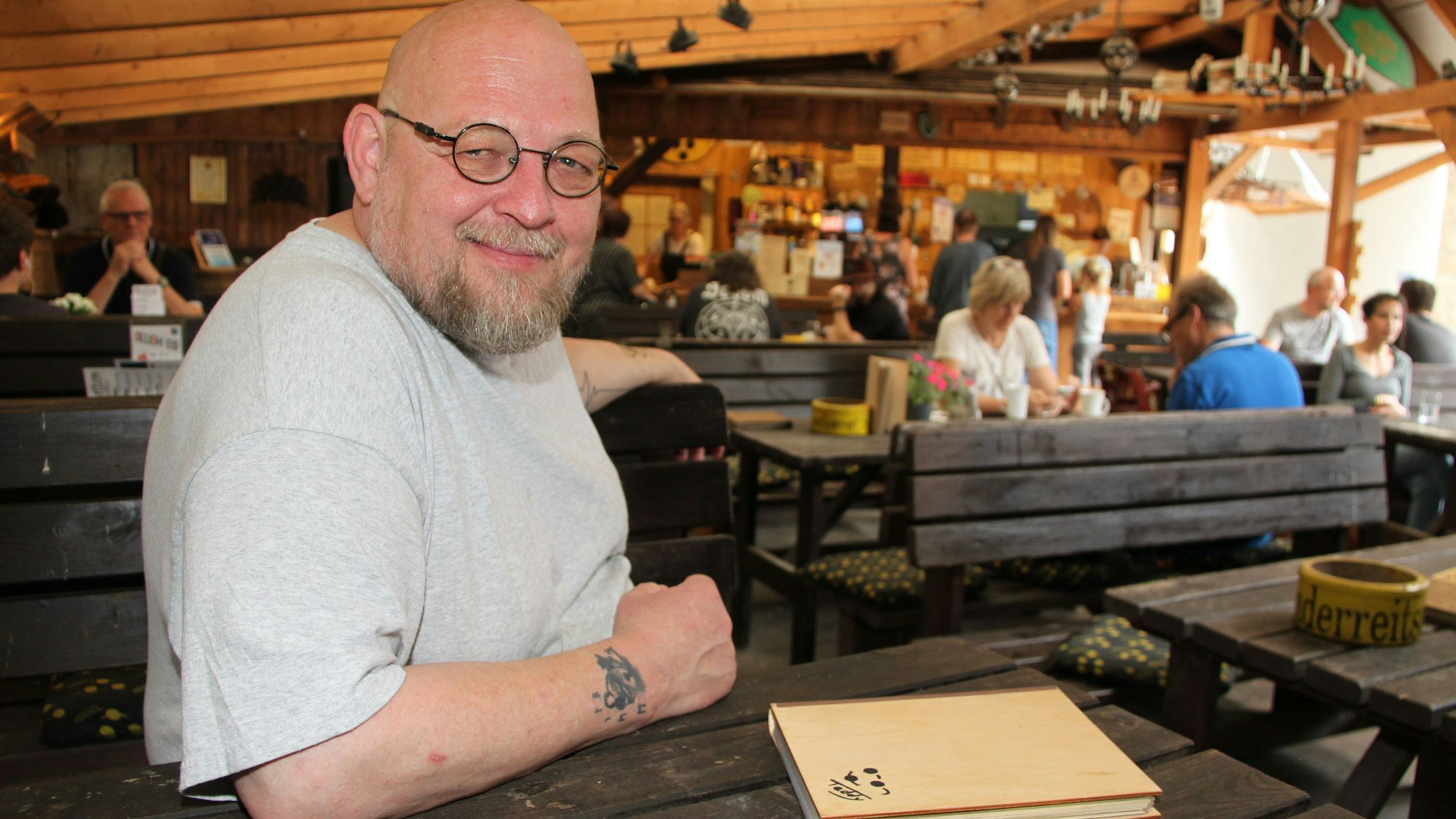 Teddy M. Schmitz sitzt in seiner „Burgbäckerei“ auf der Burg Satzvey.