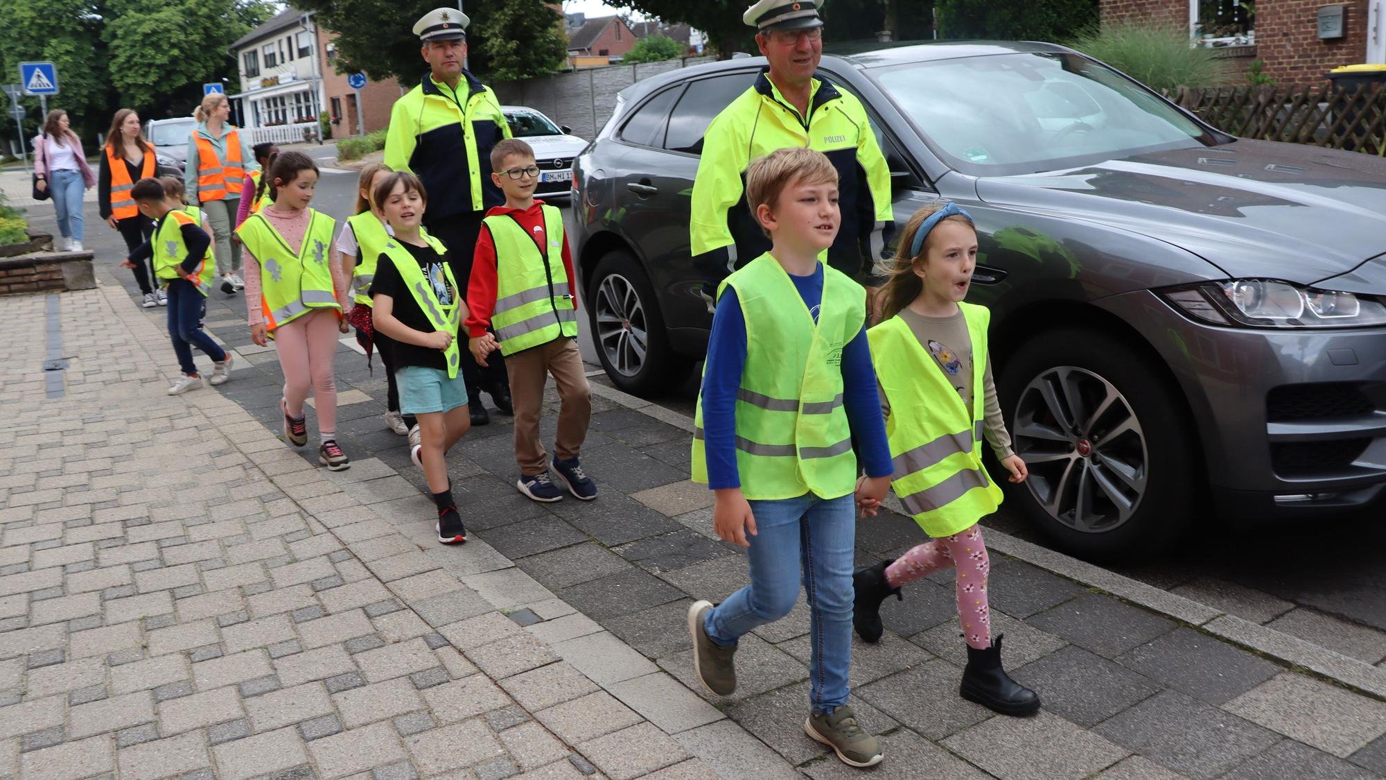 Die beiden Verkehrssicherheitsberater der Polizei, Erhard Linhart und Uwe Raschke, trainieren regelmäßig mit den Grundschülern das sichere Verhalten im Straßenverkehr.