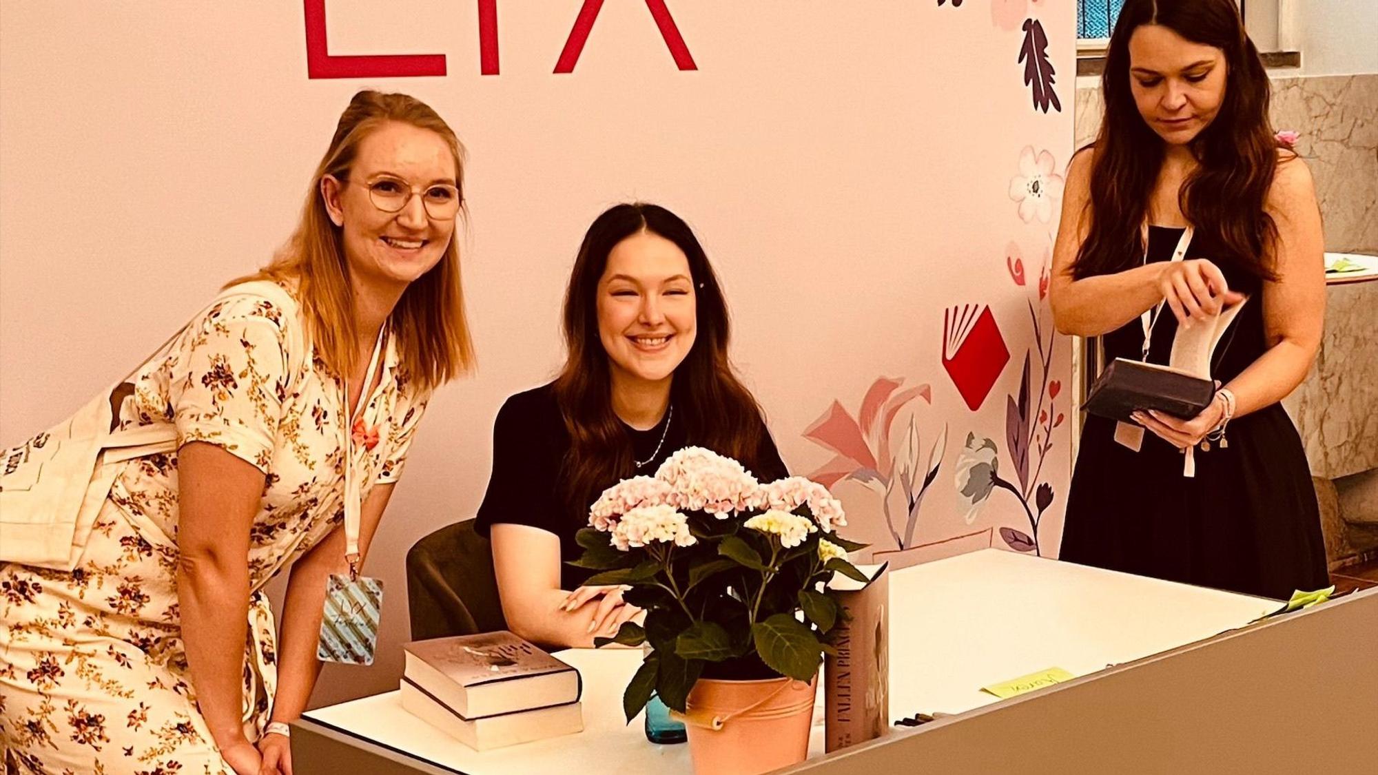 Online-Marketing-Managerin Berit (l.) traf beim Lyx-Festival auf die Autorin Mona Kasten.
