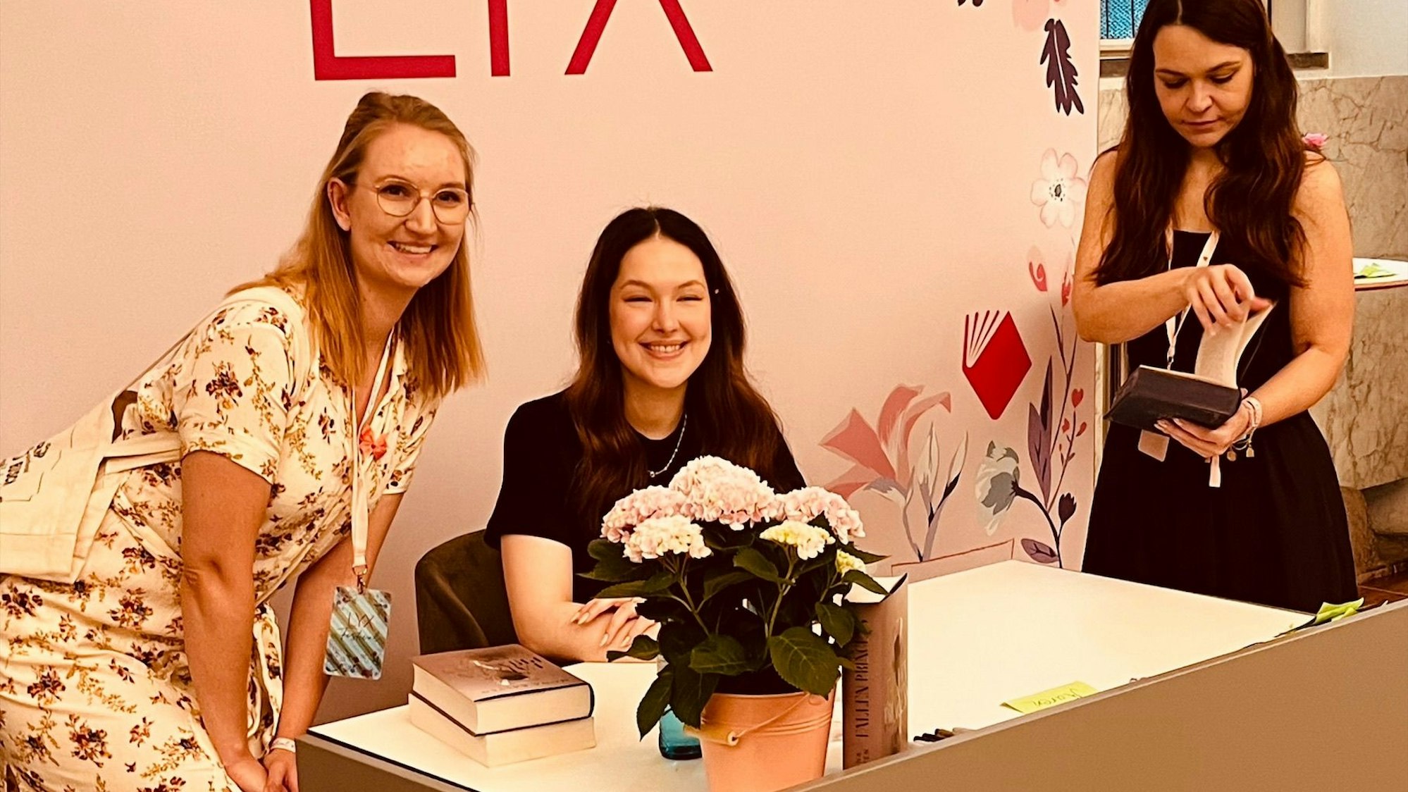 Online-Marketing-Managerin Berit (l.) traf beim Lyx-Festival auf die Autorin Mona Kasten.