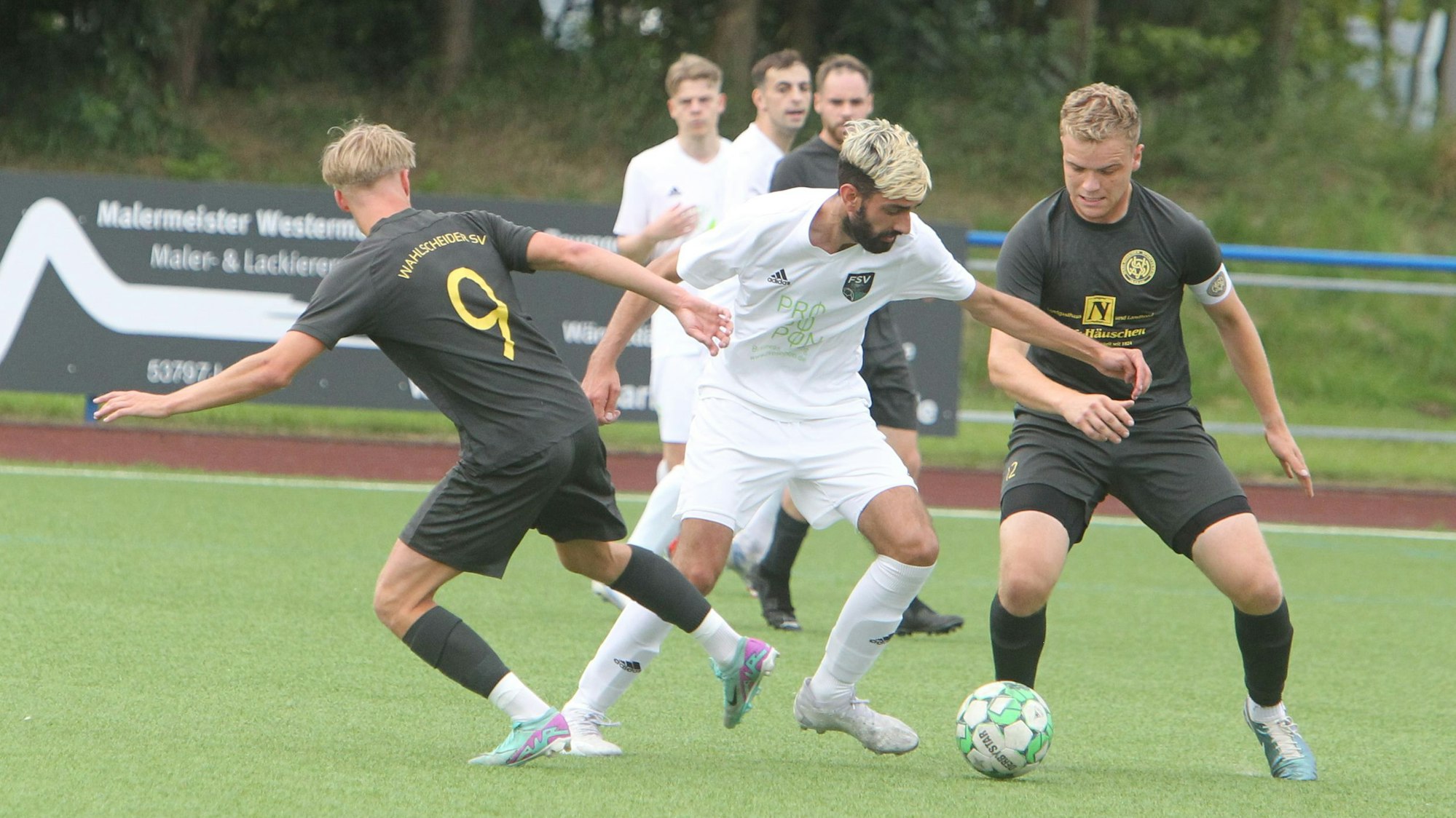 FSV-Akteur Niclas Fischer (Mitte) im Duell mit den Wahlscheidern Luis Lehnen (links) und Moritz Schweinert.