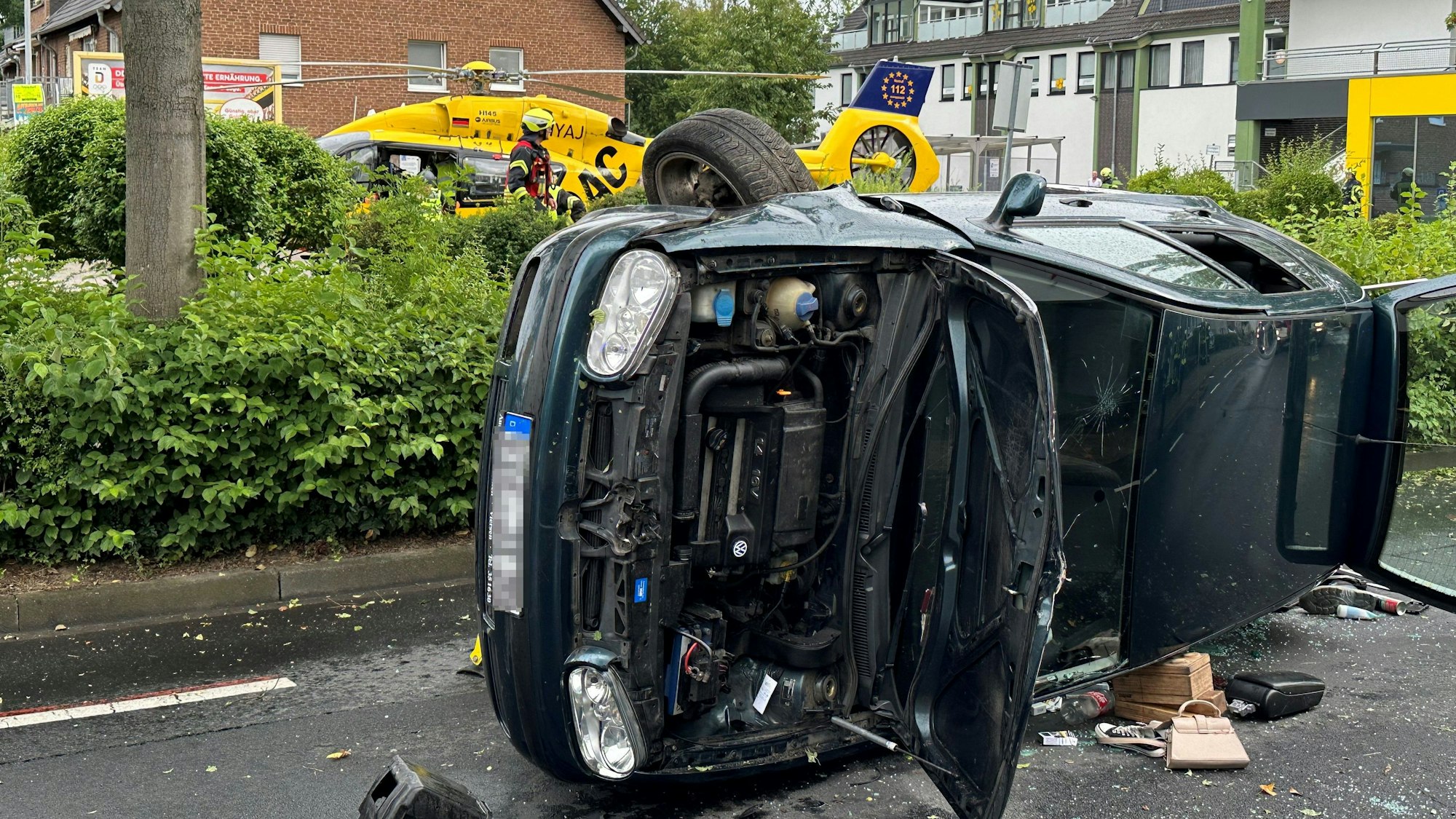 Auf dem angrenzenden Supermarkt-Parkplatz landete ein Rettungshubschrauber.