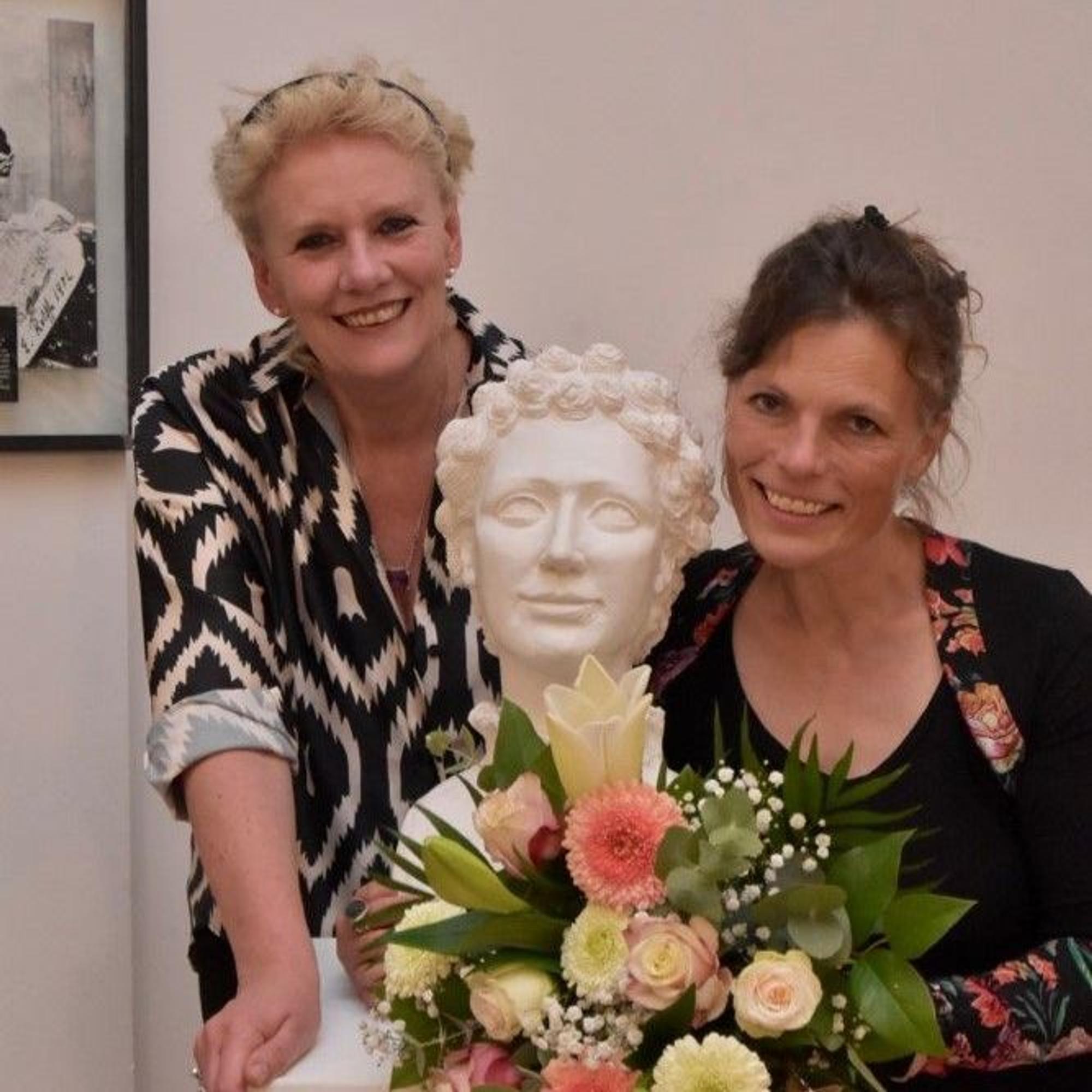 Dr. Susanne Haase-Mühlbauer mit Irmi Wette, Urenkelin der „Hänsel-und-Gretel“-Librettistin und Humperdinck-Schwester Adelheid Wette mit deren Büste.