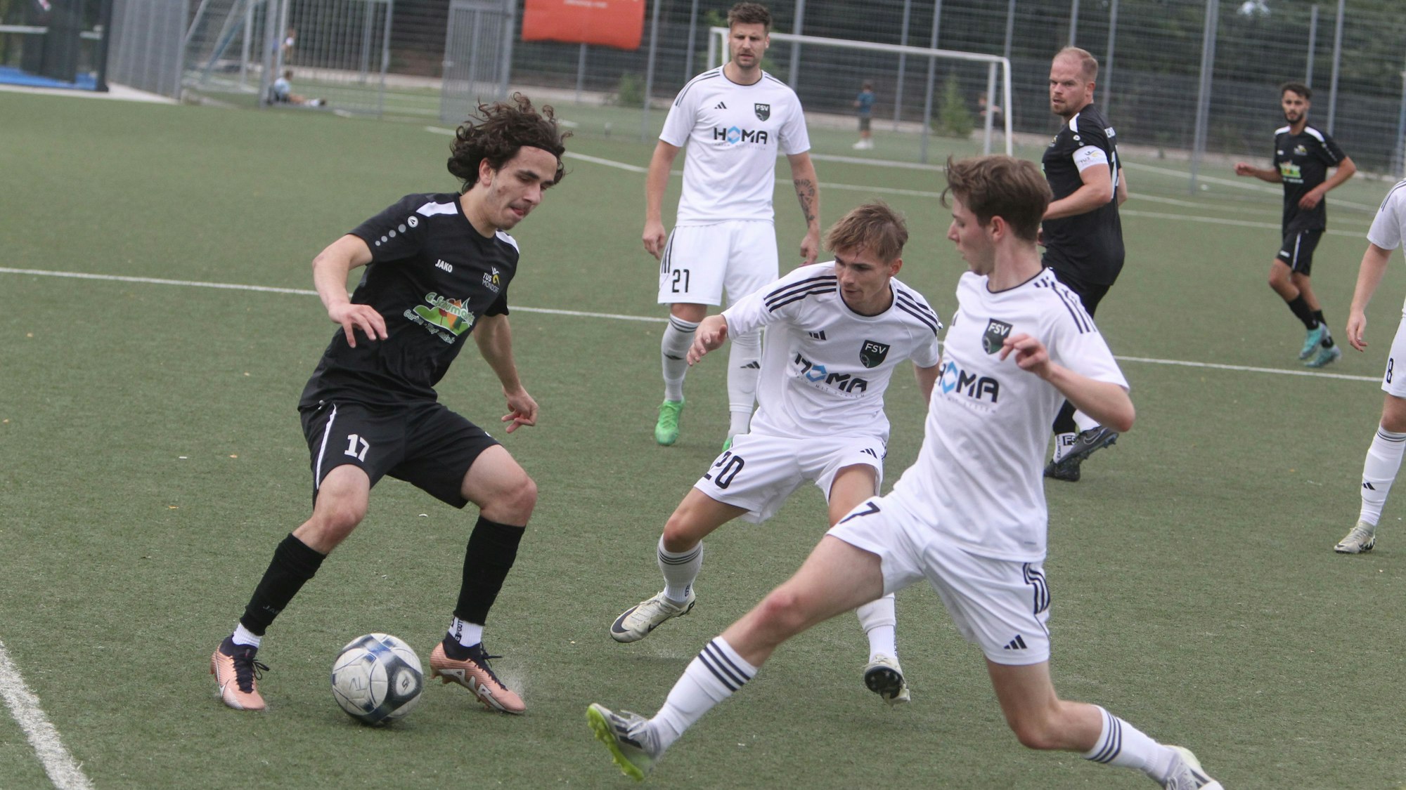 Ioannis Simeonidis (von links) vom TuS Mondorf wird von den FSV-Akteuren Moritz Tel und Tim Dreilich attackiert.